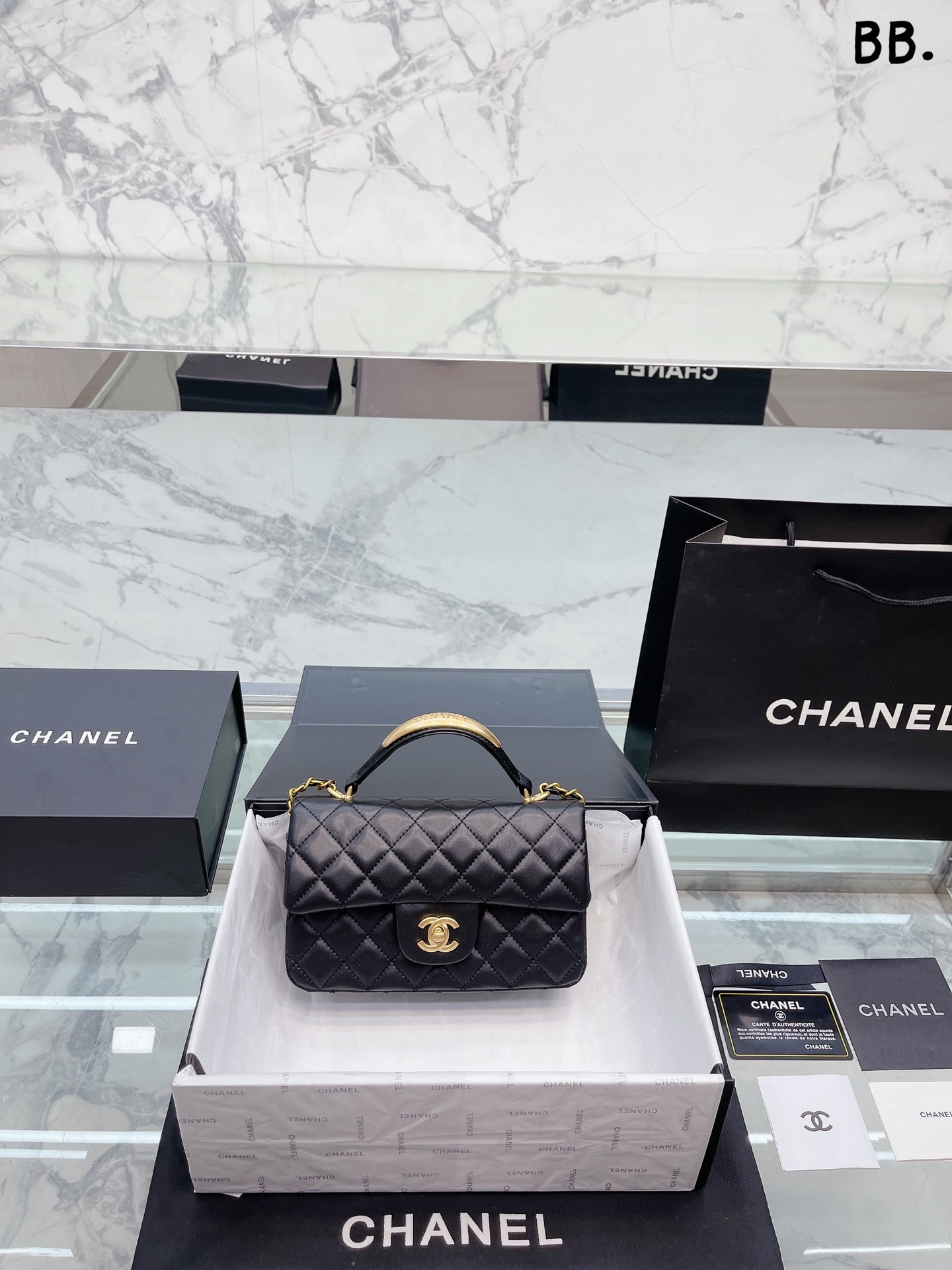 J5 Chanel 22B金属手柄miniCF 金属手柄 CF Mini 真香，金属双C Logo 经典万年 金这季手柄跟以往也不一样了，金属装饰是加分项， 更加精致复古了～ 金容量一如既往的够用，可以放手机 圖 日常琐碎用 品，能手提能斜挎 可这是使用率超高的一款，看厌 了经典款的仙女们可以入这款的的更特别，更优雅知 性. 个人觉得适合搭配女人味的 look 尺寸20 13cm