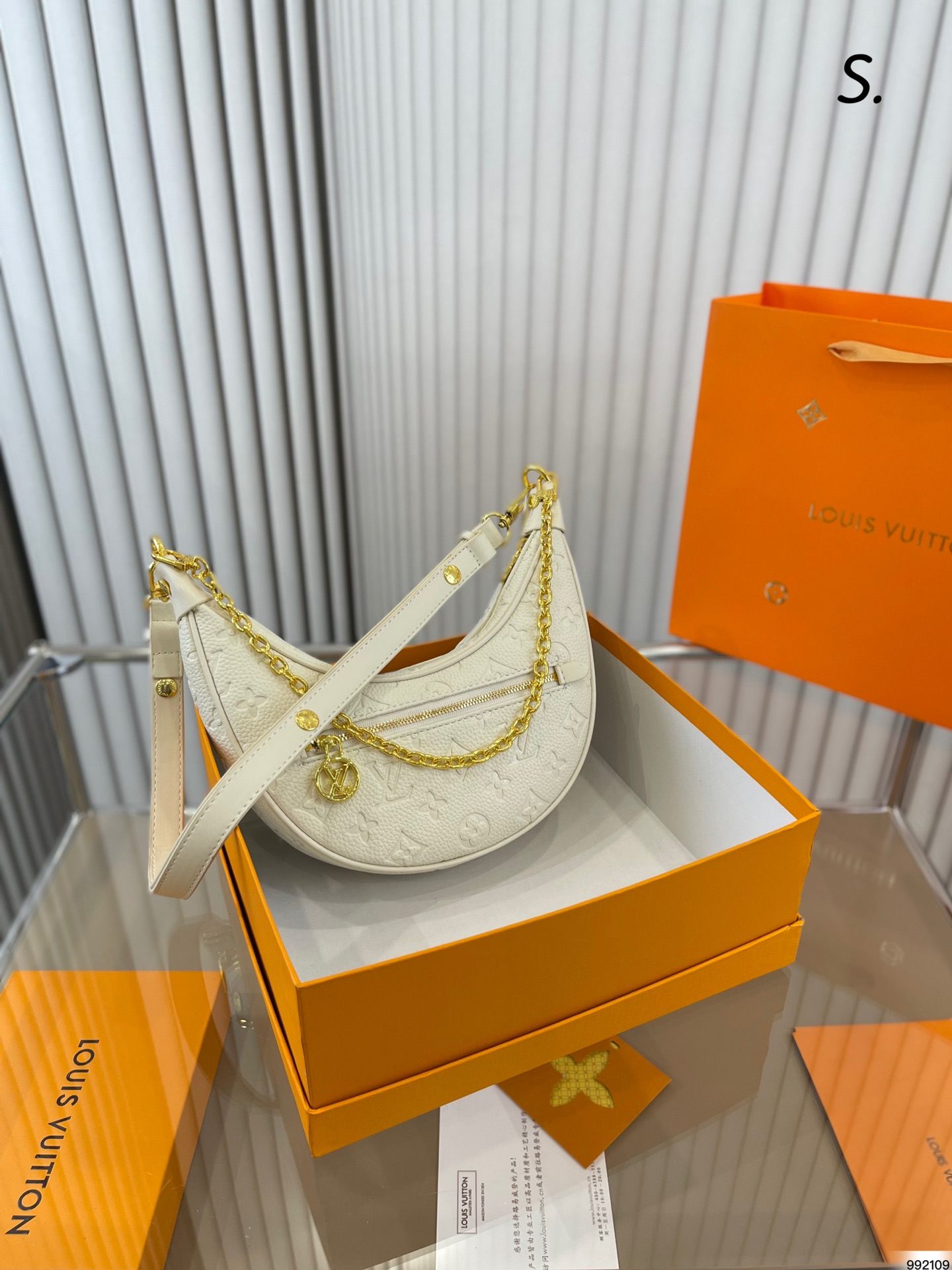 J5 4色配盒  Louis Vuitton 路易威登 LV 压花月牙包 越看越喜欢 上身贼好看 可盐可甜 可酷可潮 尺寸23 11