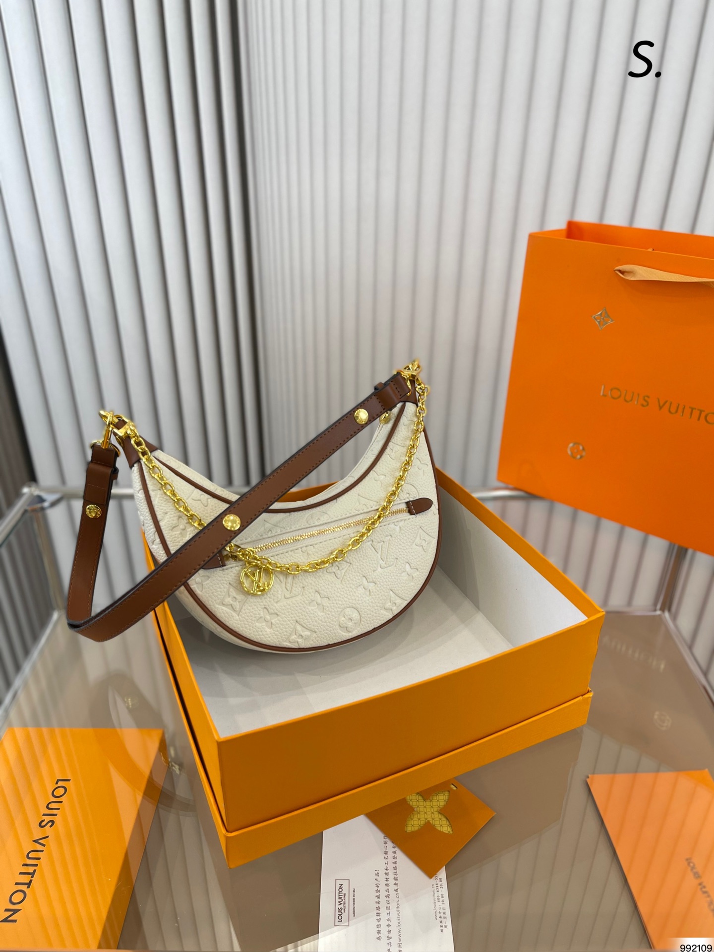 J5 配盒  Louis Vuitton 路易威登 LV 压花月牙包 越看越喜欢 上身贼好看 可盐可甜 可酷可潮 尺寸23 11