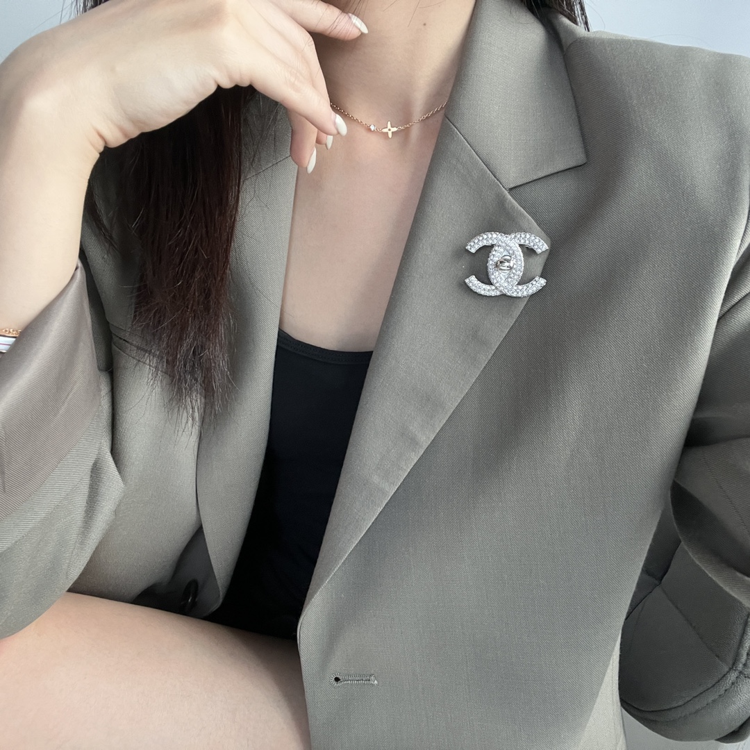 新款☑️CHANEL香奈儿双c满钻耳钉 胸针