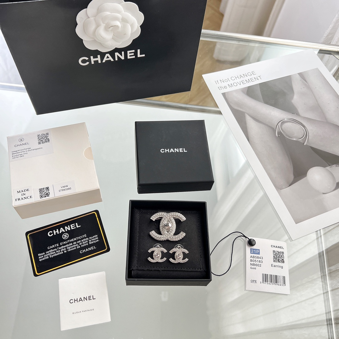新款☑️CHANEL香奈儿双c满钻耳钉 胸针