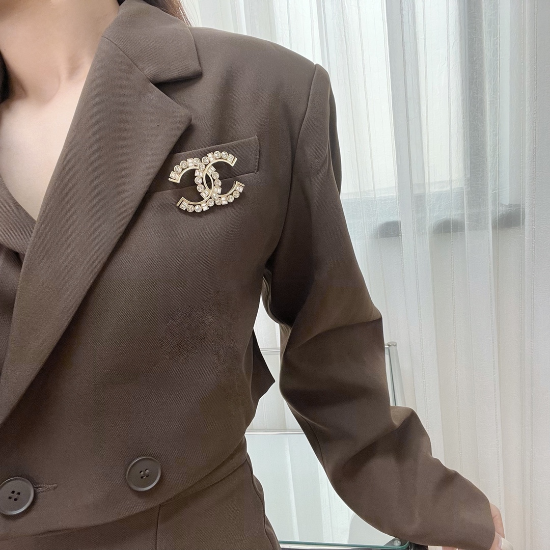 新款☑️CHANEL香奈儿双c满钻方钻胸针
