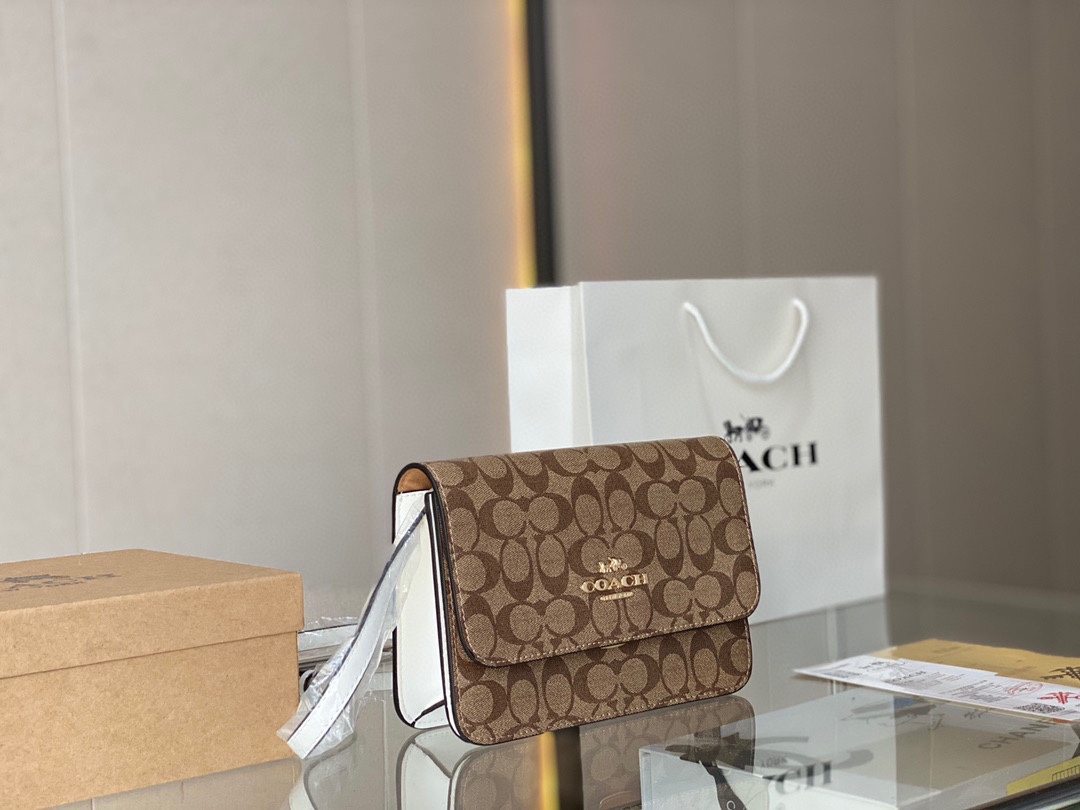 J5  Coach 蔻驰  专柜同款 Coach 蔻驰  ～Ss21牛皮版本 相机包 牛皮质地非常柔软细腻简洁大方。单肩斜挎款 配盒子 尺寸 23*15cm