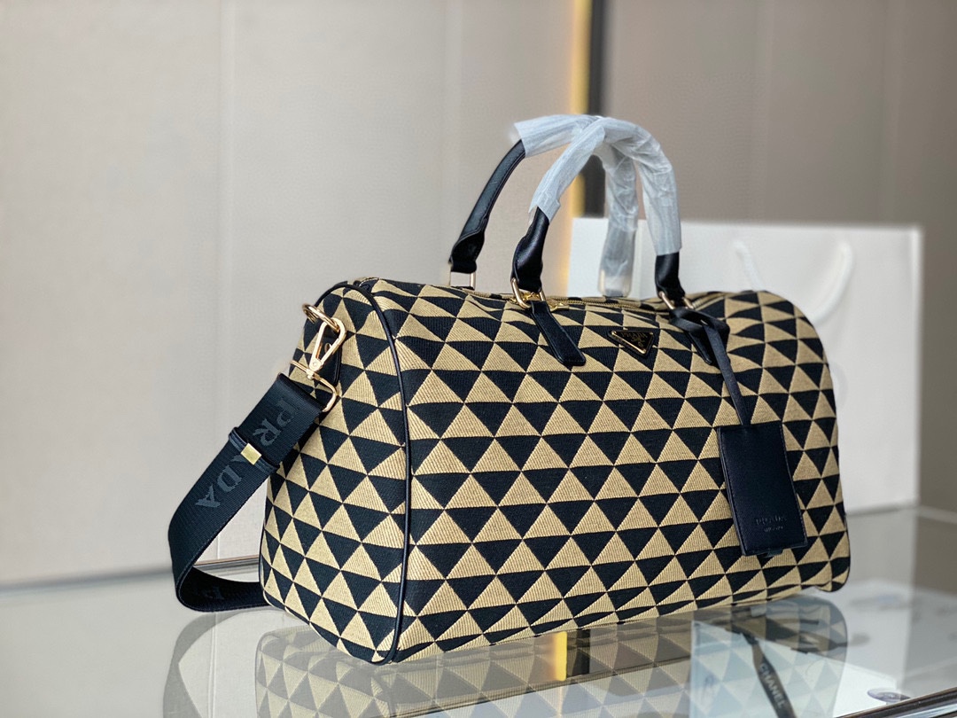 J5  普拉达 Prada  机场包，购物包，也更为年轻化，更好搭配，包身采用进口帆布 融合2.55复刻包型，配上金属超大LOGO，增加了vintage感。尺寸 大号45 26cm