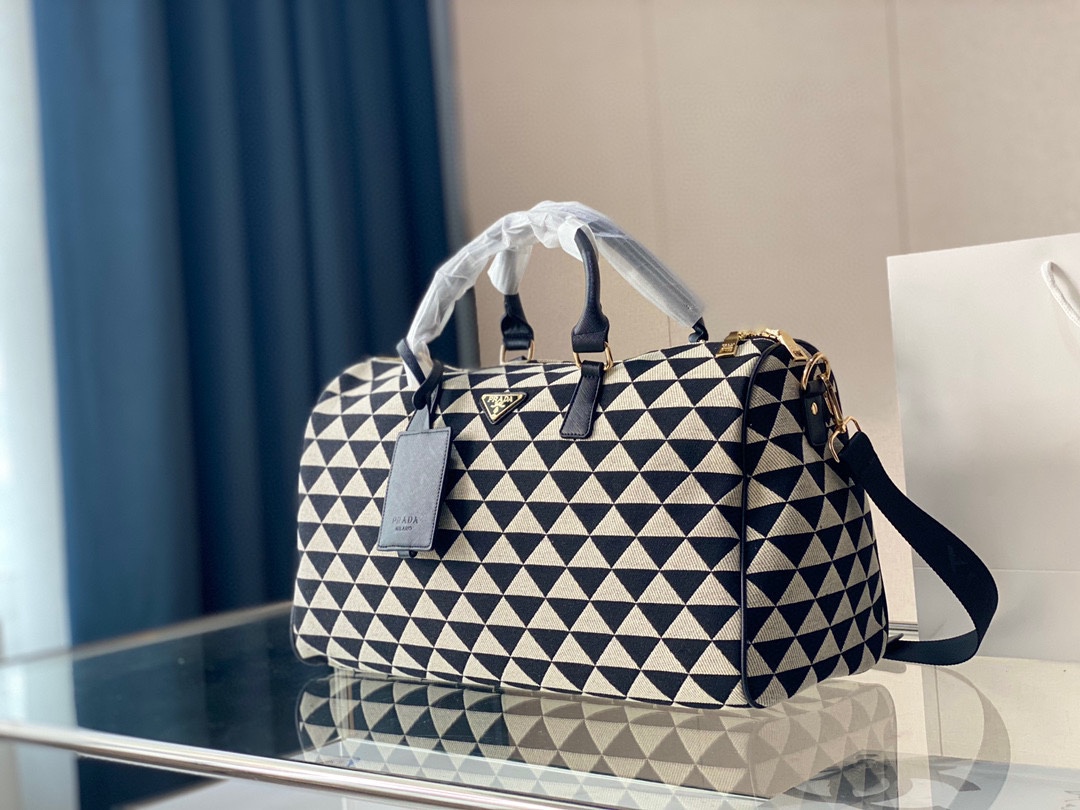 J5  普拉达 Prada  机场包，购物包，也更为年轻化，更好搭配，包身采用进口帆布 融合2.55复刻包型，配上金属超大LOGO，增加了vintage感。尺寸 大号45 26cm”},”subimgsSrc”:,”negativeStock”:true,”old_time”:”1月前