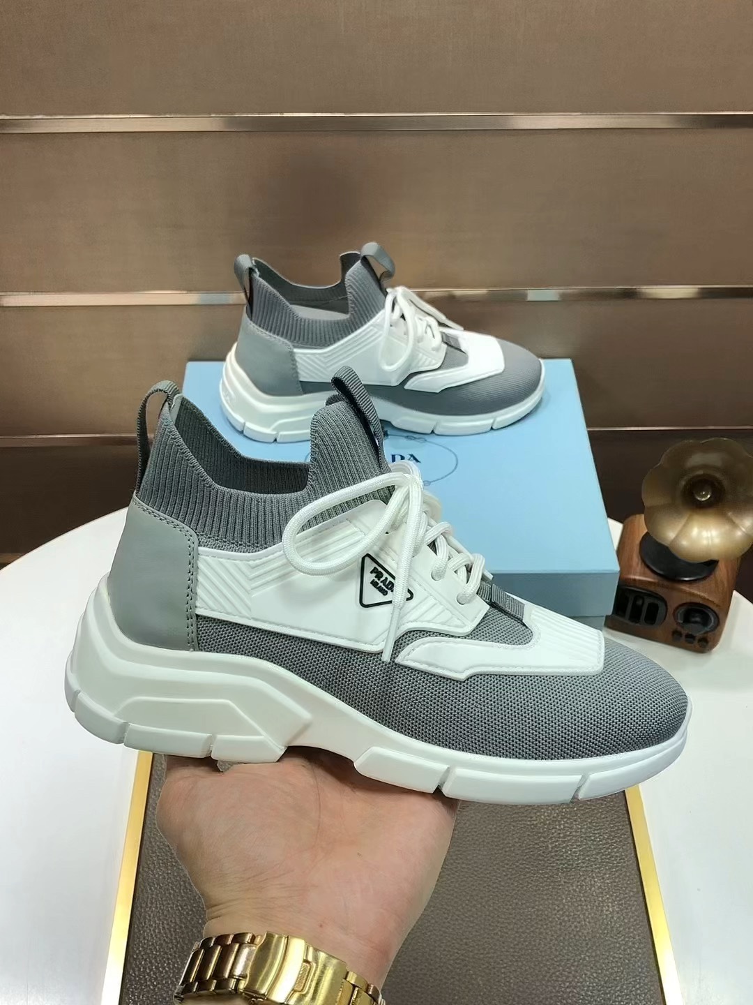 J0   Prada 普拉达 情侣款顶级原单,当季,高品质原单牛货,顶级高丝光牛皮拼原版透气布料+进口滴胶,内里进口弹力布配原版牛皮垫脚,原厂气垫大底品质保证码数:女35-40男38-44