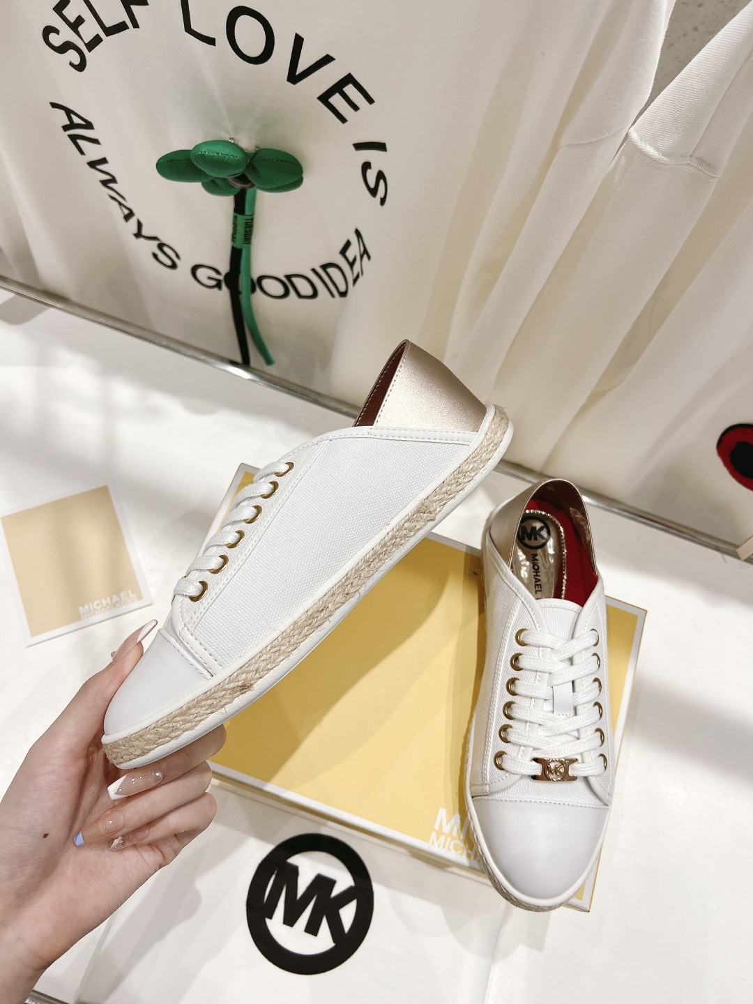“Michael Kors 2022 Recreational Shoes Offer: Superstar Net Red Grass Design” - 图片 3