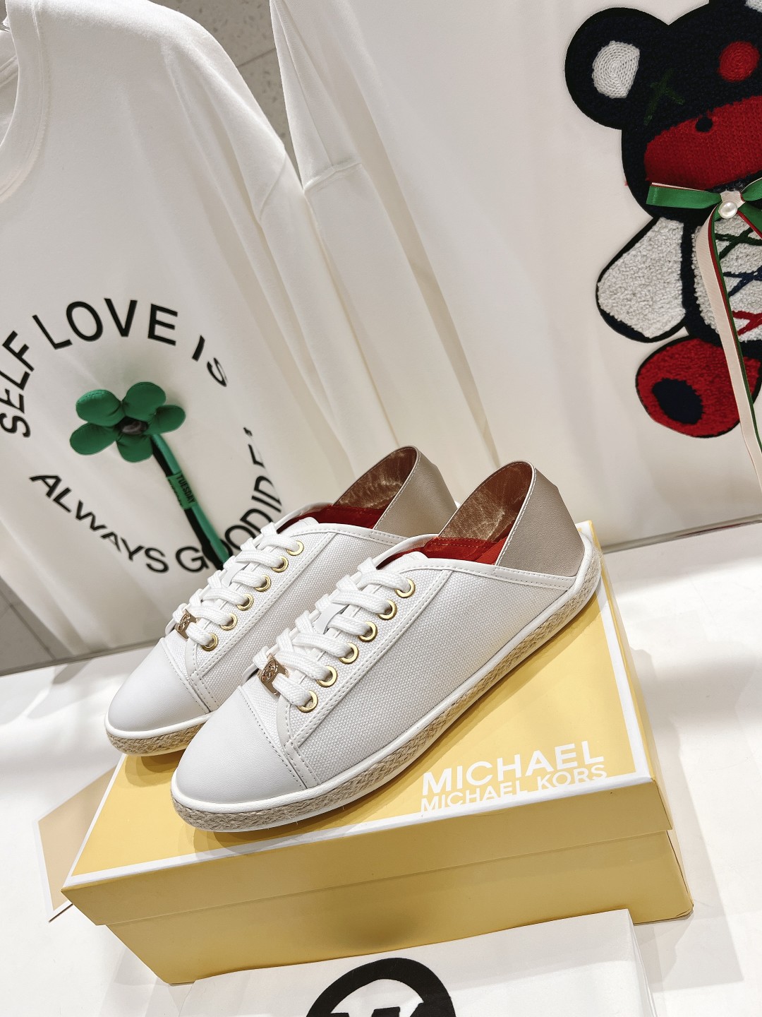 “Michael Kors 2022 Recreational Shoes Offer: Superstar Net Red Grass Design” - 图片 5