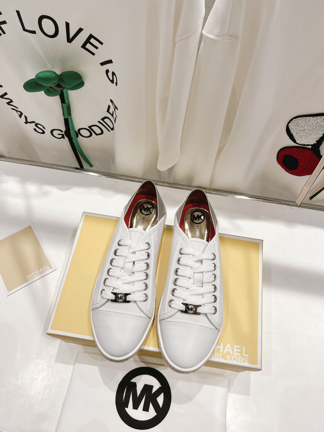 Michael Kors 2022 Recreational Shoes: Net Red Grass, Logo Design, Comfortable Fit, Size 35-40 - 图片 1