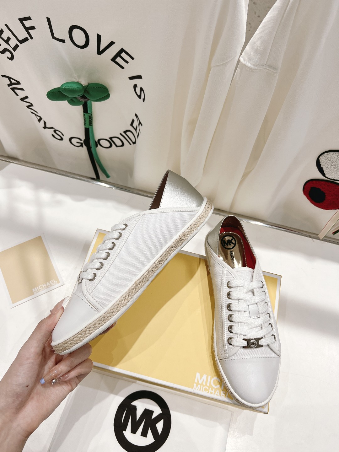 Michael Kors 2022 Recreational Shoes: Net Red Grass, Logo Design, Comfortable Fit, Size 35-40 - 图片 3