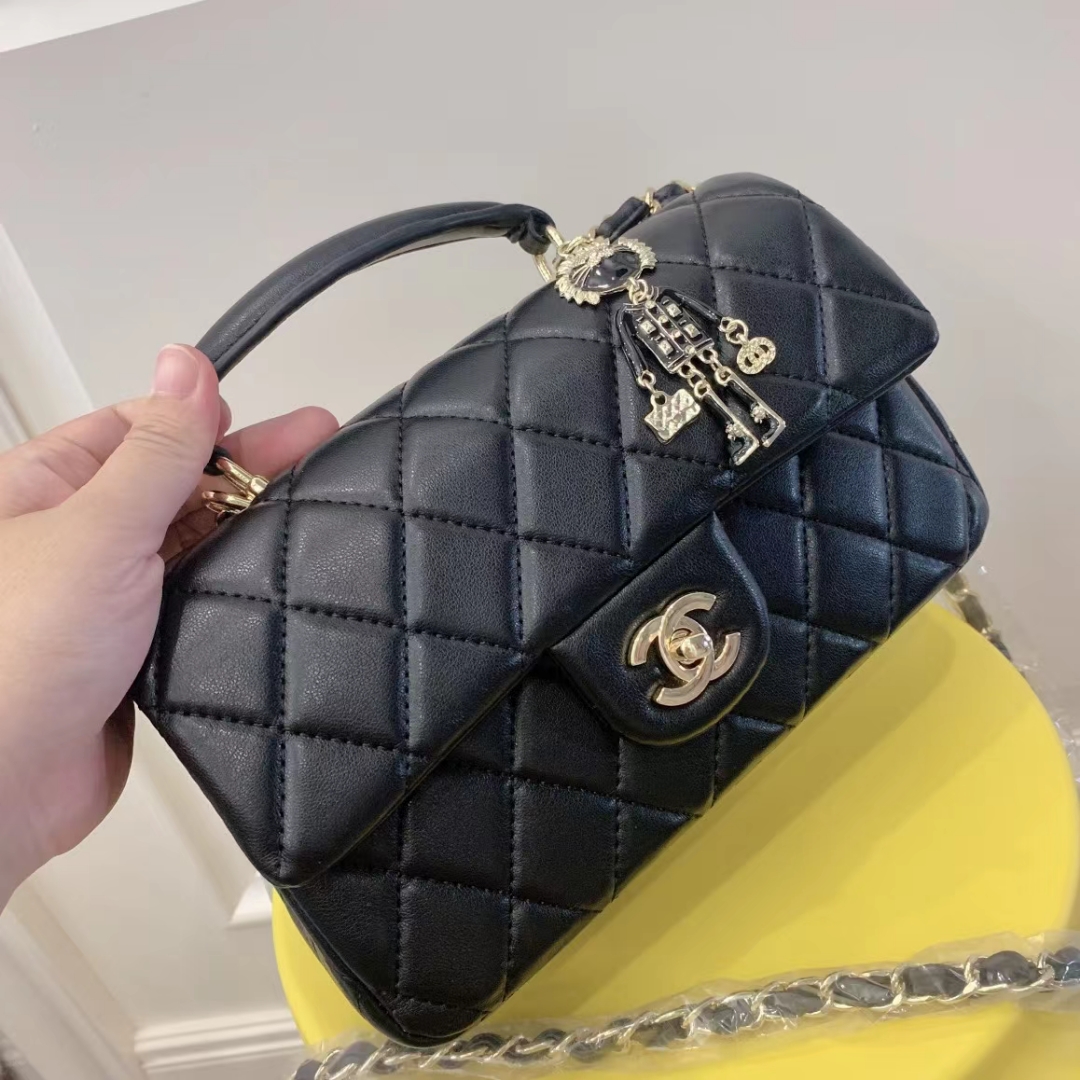 J5 斜挎包 手感超级好 原版五金 超级大牌 以华丽高贵的外形成为当下最炙手可热之作人手必备，明星热捧，精匠之作 尺寸：23cm