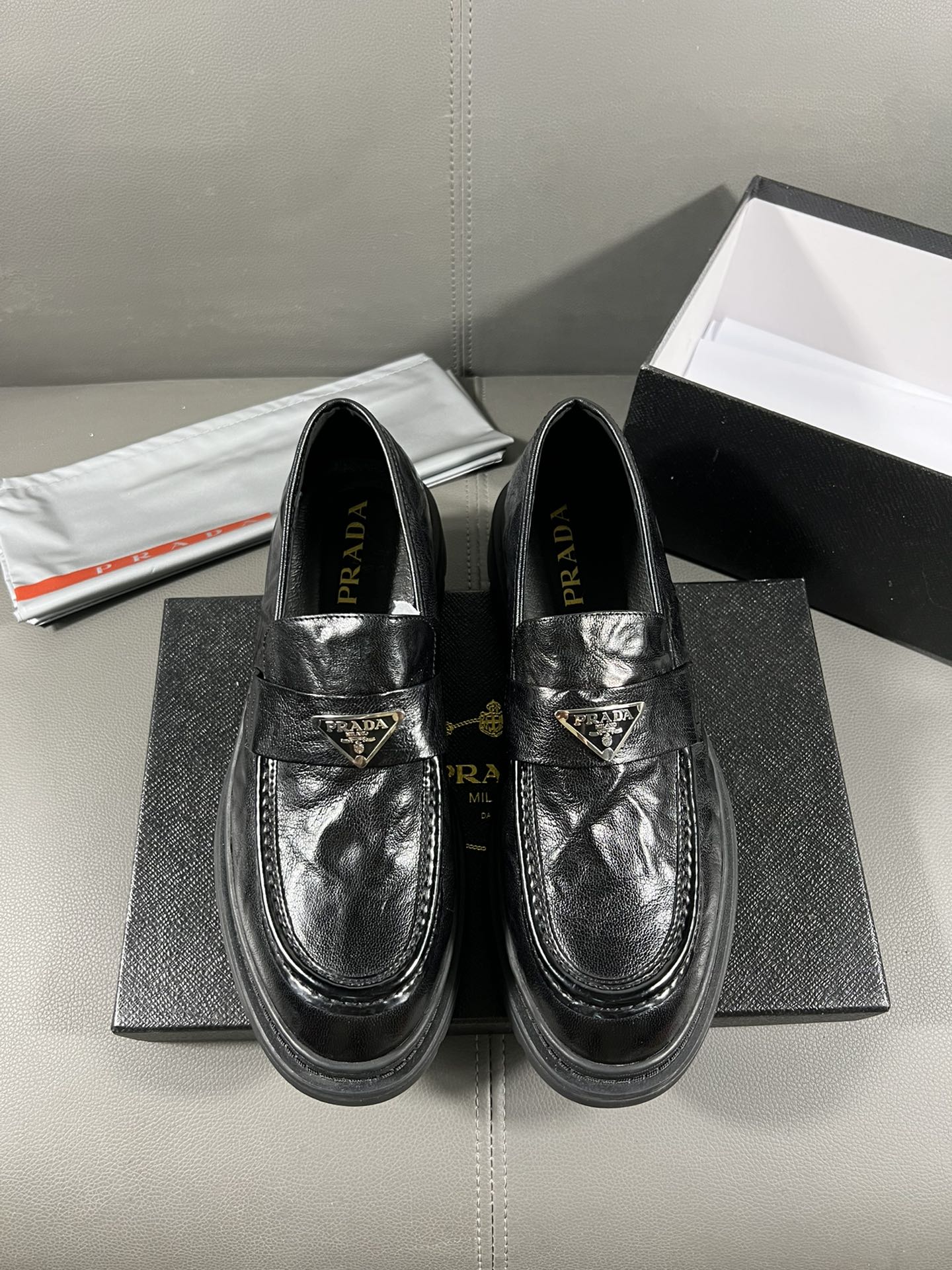 J0 高品质普拉达男鞋官网商务皮鞋。鞋面采用进口漆皮进口牛皮内里，官网打顶组合大底。打造时尚个性衬托你的与众不同，成功人士必备款经典款。38-44，45可定做