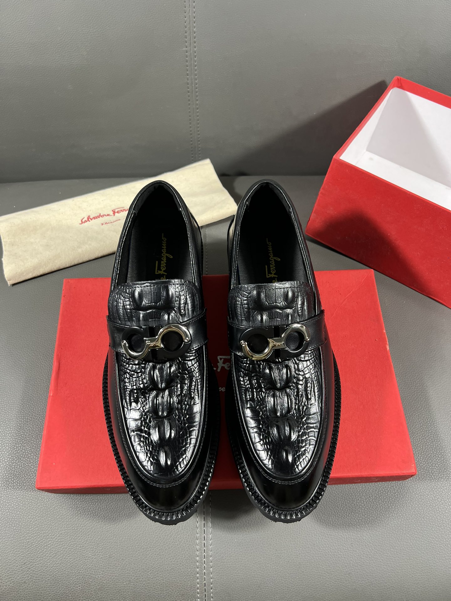 J0 高品质菲拉格慕男鞋官网商务皮鞋。鞋面采用进口漆皮进口牛皮内里，官网打顶组合大底。打造时尚个性衬托你的与众不同，成功人士必备款经典款。38-44，45可定做