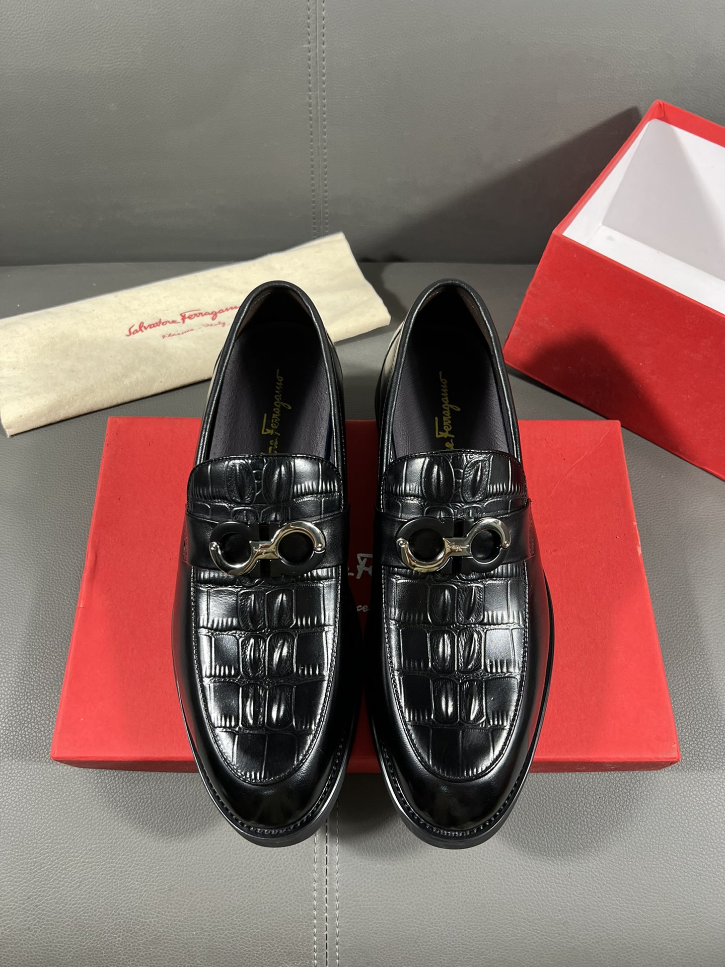 J0 高品质菲拉格慕男鞋官网商务皮鞋。鞋面采用进口漆皮进口牛皮内里，官网打顶组合大底。打造时尚个性衬托你的与众不同，成功人士必备款经典款。38-44，45可定做