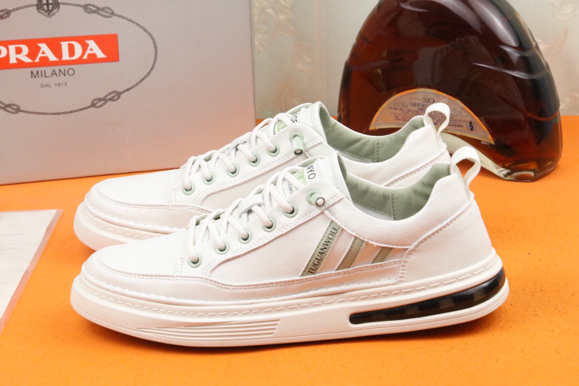 I5 高品质PRADA普拉达上市著名奢侈品牌，专柜同步更新，意大利男鞋时尚杂志季刊封面主推款鞋面采用意大利进口小牛皮，羊皮内里。原版防滑橡胶大底，上脚舒适有型。 细节无可挑剔。