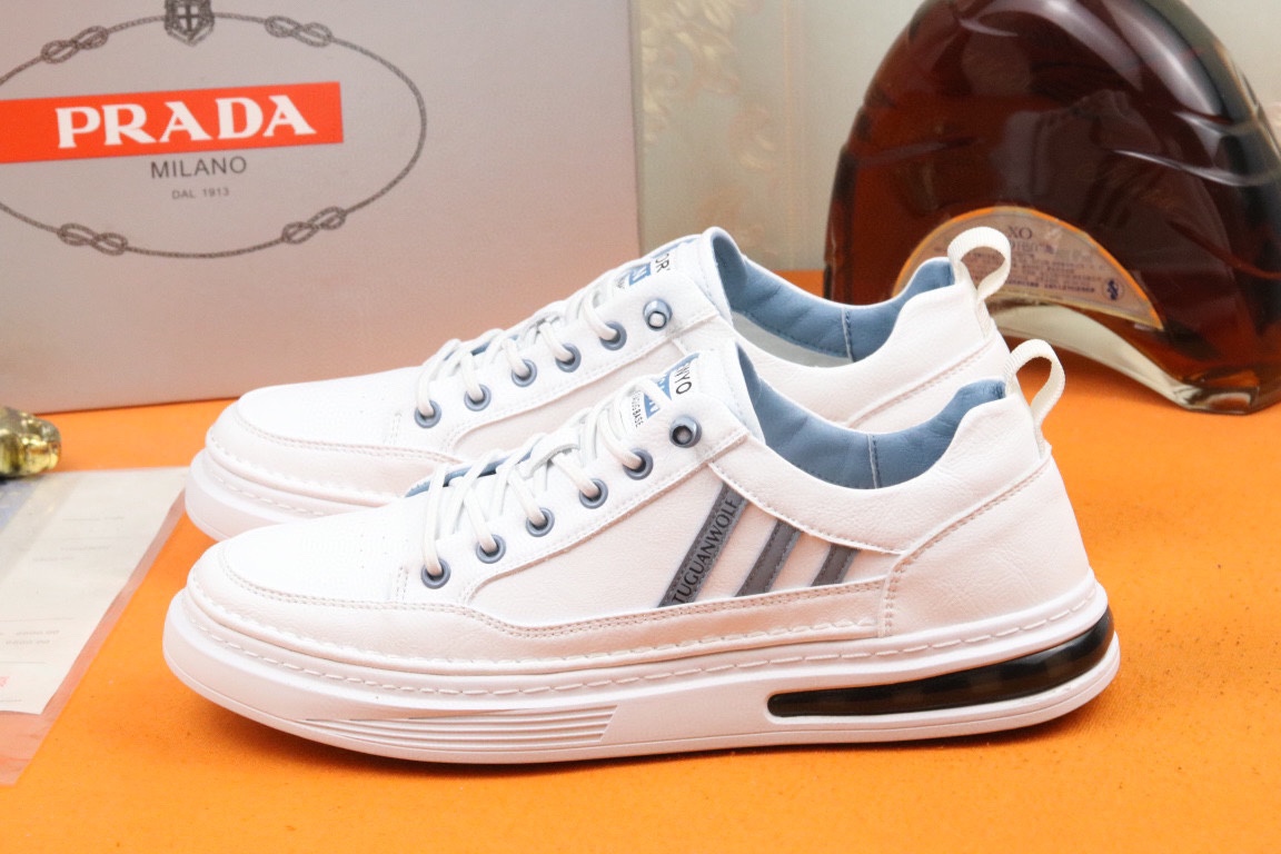 I5 高品质PRADA普拉达上市著名奢侈品牌，专柜同步更新，意大利男鞋时尚杂志季刊封面主推款鞋面采用意大利进口小牛皮，羊皮内里。原版防滑橡胶大底，上脚舒适有型。 细节无可挑剔。