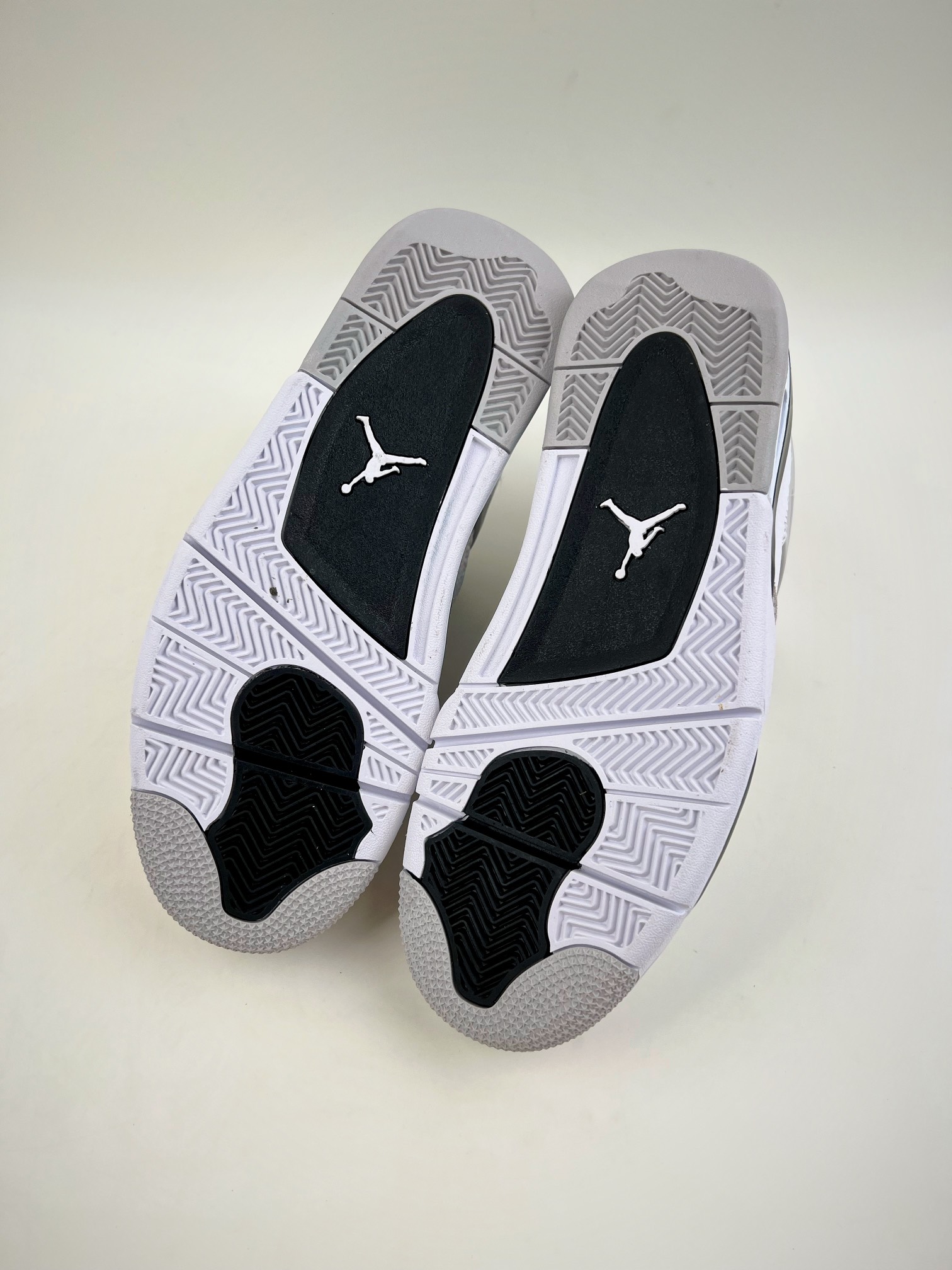 240 Air Jordan 4 Retro“Military Black” 灰白黑小白水泥配色 DH6927-111