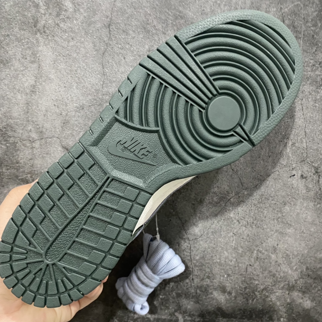 图片[9]-纯原 Otomo Katsuhiro x NK SB Dunk Low \”Steamboy OST\” 大友克洋联名 蒸汽少年系列 LF0039-021 配色以主人公雷为基调 浓重的怀旧味道 秋冬专属配色 鞋身整体采用麂皮材质打造 以摩卡为主色调 在框架以及Swoosh处采用了米白色拼接而成 鞋带、鞋身整体视觉效果十分亮眼 此外鞋舌以及鞋垫则采用了黑色打造 鞋垫上的NK标签采用浅棕色点缀 鞋底则采用白色中底搭配棕色外底呈现 为整个设计收尾 尺码：36 36.5 37.5 38 38.5 39 40 40.5 41 42 42.5 43 44 44.5 45 46-选品中心