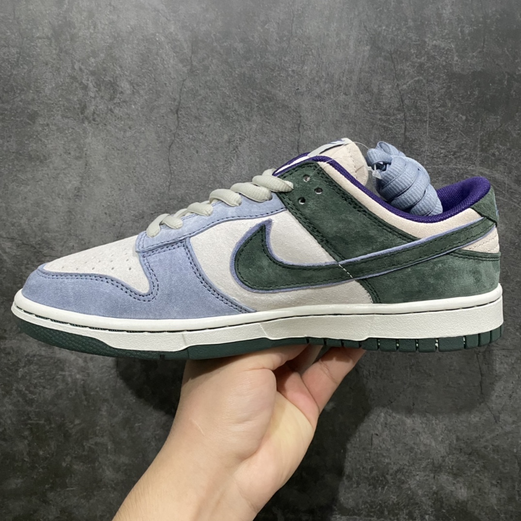 图片[2]-纯原 Otomo Katsuhiro x NK SB Dunk Low \”Steamboy OST\” 大友克洋联名 蒸汽少年系列 LF0039-021 配色以主人公雷为基调 浓重的怀旧味道 秋冬专属配色 鞋身整体采用麂皮材质打造 以摩卡为主色调 在框架以及Swoosh处采用了米白色拼接而成 鞋带、鞋身整体视觉效果十分亮眼 此外鞋舌以及鞋垫则采用了黑色打造 鞋垫上的NK标签采用浅棕色点缀 鞋底则采用白色中底搭配棕色外底呈现 为整个设计收尾 尺码：36 36.5 37.5 38 38.5 39 40 40.5 41 42 42.5 43 44 44.5 45 46-选品中心