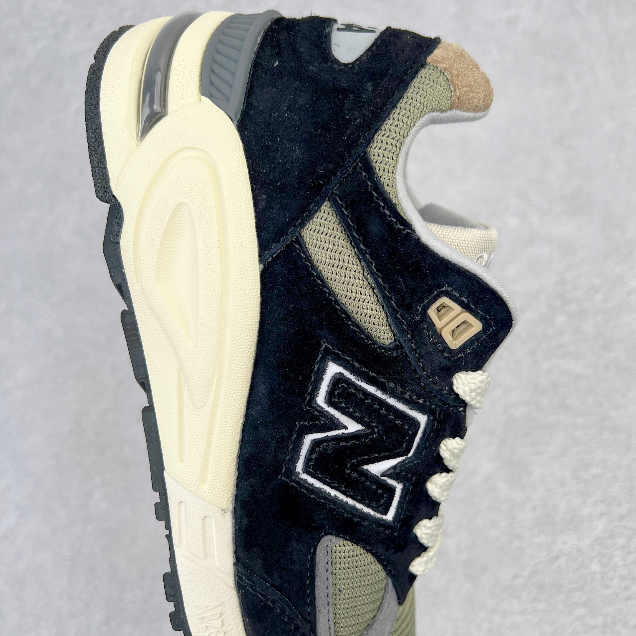 图片[6]-＃K版纯原福利 New Balance M990TE2 新百伦NB990V2 黑色 第二代总统复古慢跑鞋 正确3M反光细节 原楦原纸版开发 正确6层组合底模精密开发 搭载全新碳素中底 后跟透明TPU水晶装饰条稳固 沿用了引以为傲的跑鞋手工技艺 采用猪皮绒面并包裹局部透气网面的鞋身设计 菱网鞋舌上刻有New Balance USA 鞋面依旧身着经典的大热之灰 彰显了其高端的品质身份 尺码：36 37 37.5 38 38.5 39 40 40.5 41.5 42 42.5 43 44 45-选品中心