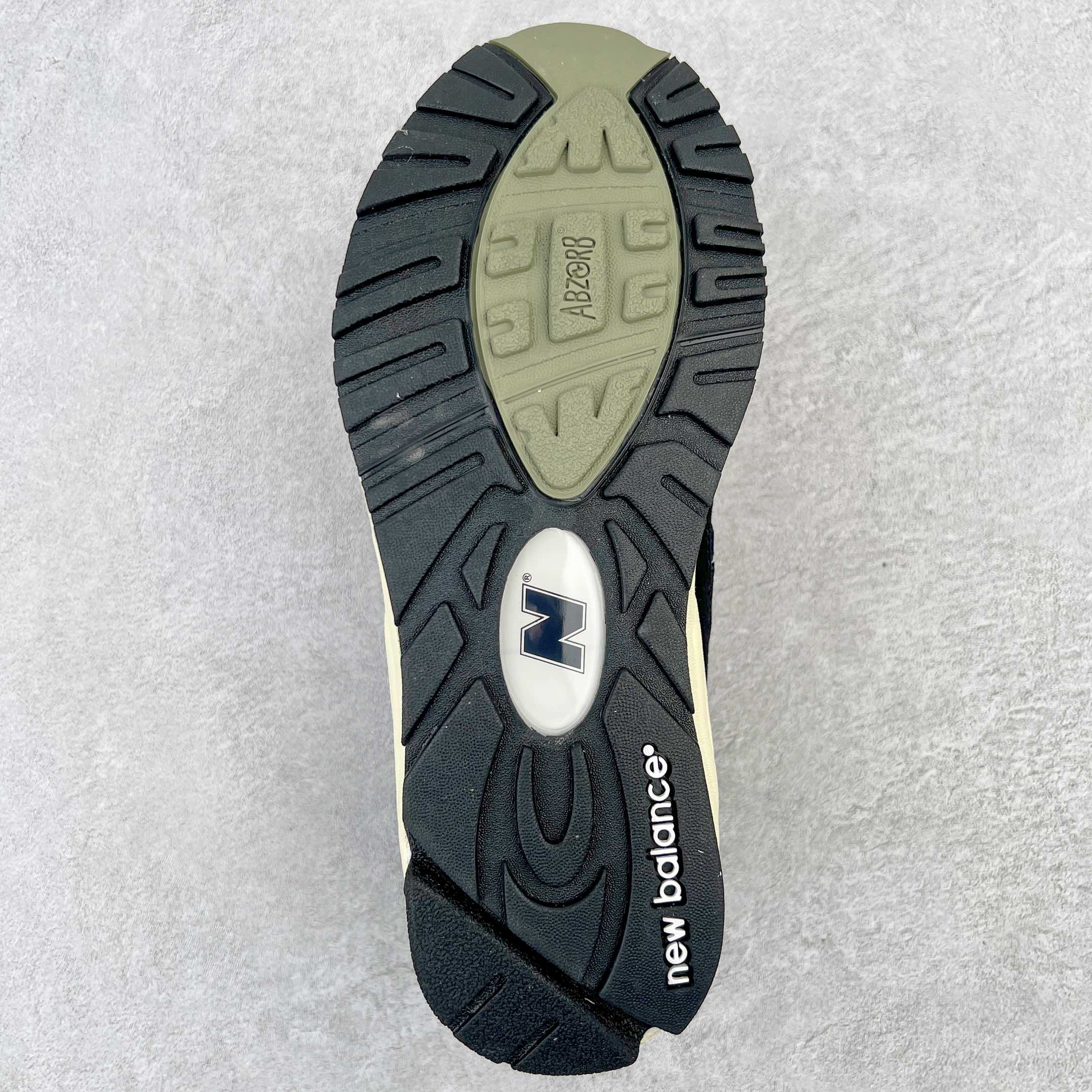 图片[9]-＃K版纯原福利 New Balance M990TE2 新百伦NB990V2 黑色 第二代总统复古慢跑鞋 正确3M反光细节 原楦原纸版开发 正确6层组合底模精密开发 搭载全新碳素中底 后跟透明TPU水晶装饰条稳固 沿用了引以为傲的跑鞋手工技艺 采用猪皮绒面并包裹局部透气网面的鞋身设计 菱网鞋舌上刻有New Balance USA 鞋面依旧身着经典的大热之灰 彰显了其高端的品质身份 尺码：36 37 37.5 38 38.5 39 40 40.5 41.5 42 42.5 43 44 45-选品中心