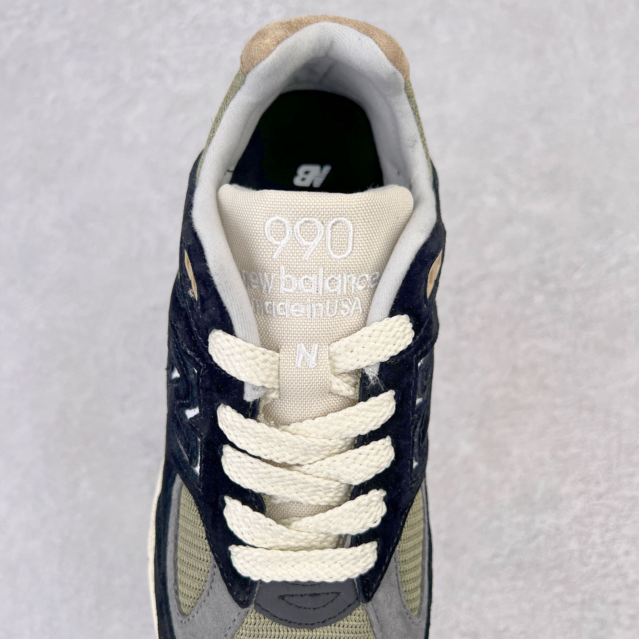 图片[5]-＃K版纯原福利 New Balance M990TE2 新百伦NB990V2 黑色 第二代总统复古慢跑鞋 正确3M反光细节 原楦原纸版开发 正确6层组合底模精密开发 搭载全新碳素中底 后跟透明TPU水晶装饰条稳固 沿用了引以为傲的跑鞋手工技艺 采用猪皮绒面并包裹局部透气网面的鞋身设计 菱网鞋舌上刻有New Balance USA 鞋面依旧身着经典的大热之灰 彰显了其高端的品质身份 尺码：36 37 37.5 38 38.5 39 40 40.5 41.5 42 42.5 43 44 45-选品中心