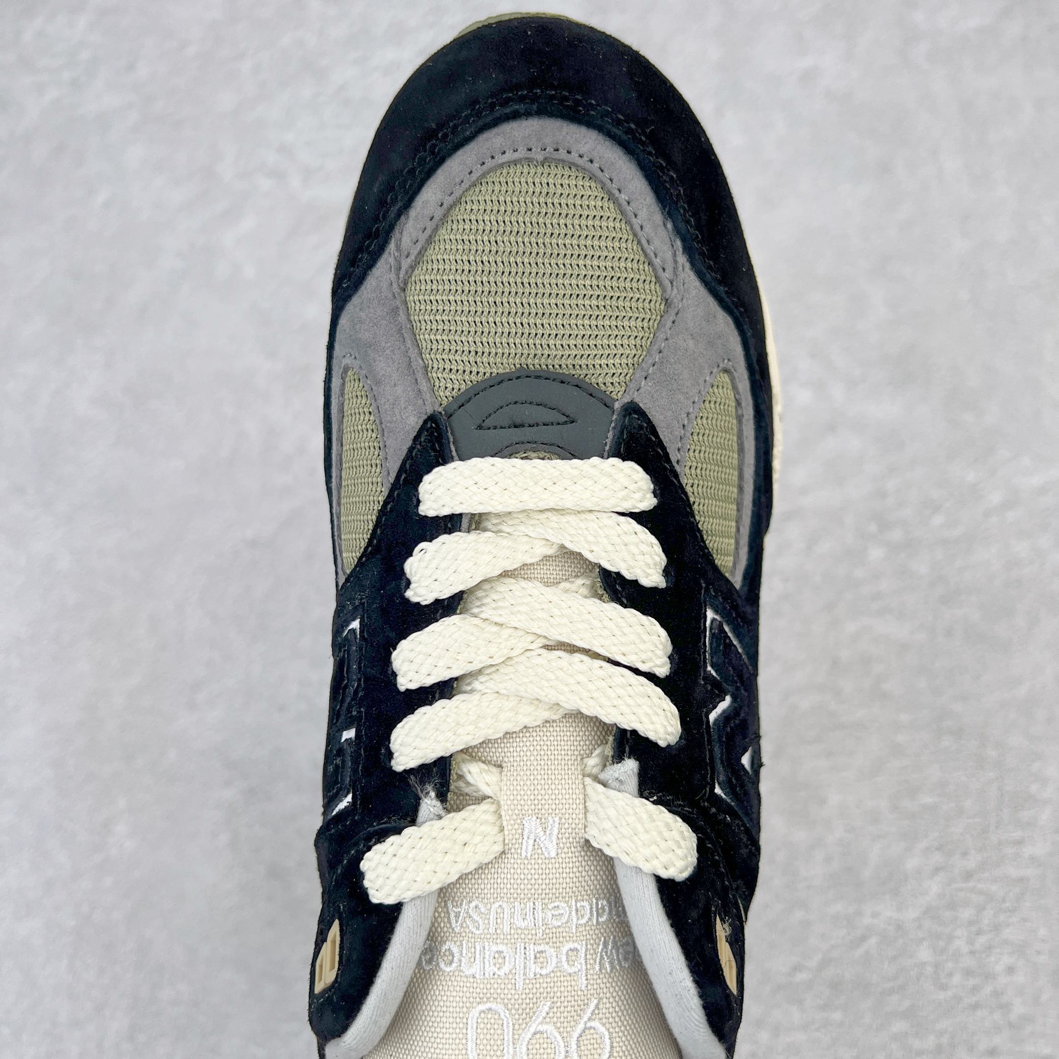 图片[4]-＃K版纯原福利 New Balance M990TE2 新百伦NB990V2 黑色 第二代总统复古慢跑鞋 正确3M反光细节 原楦原纸版开发 正确6层组合底模精密开发 搭载全新碳素中底 后跟透明TPU水晶装饰条稳固 沿用了引以为傲的跑鞋手工技艺 采用猪皮绒面并包裹局部透气网面的鞋身设计 菱网鞋舌上刻有New Balance USA 鞋面依旧身着经典的大热之灰 彰显了其高端的品质身份 尺码：36 37 37.5 38 38.5 39 40 40.5 41.5 42 42.5 43 44 45-选品中心