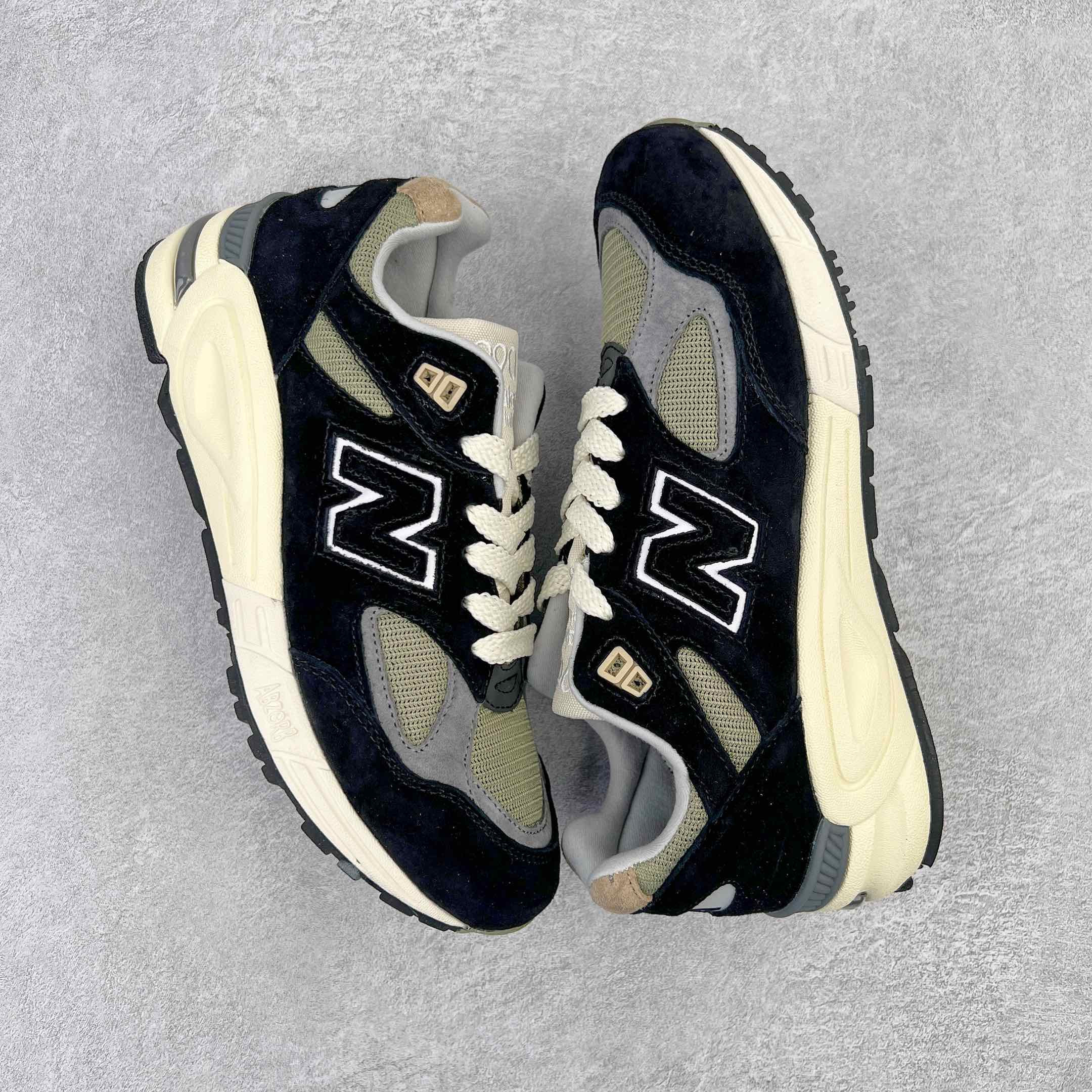 图片[3]-＃K版纯原福利 New Balance M990TE2 新百伦NB990V2 黑色 第二代总统复古慢跑鞋 正确3M反光细节 原楦原纸版开发 正确6层组合底模精密开发 搭载全新碳素中底 后跟透明TPU水晶装饰条稳固 沿用了引以为傲的跑鞋手工技艺 采用猪皮绒面并包裹局部透气网面的鞋身设计 菱网鞋舌上刻有New Balance USA 鞋面依旧身着经典的大热之灰 彰显了其高端的品质身份 尺码：36 37 37.5 38 38.5 39 40 40.5 41.5 42 42.5 43 44 45-选品中心
