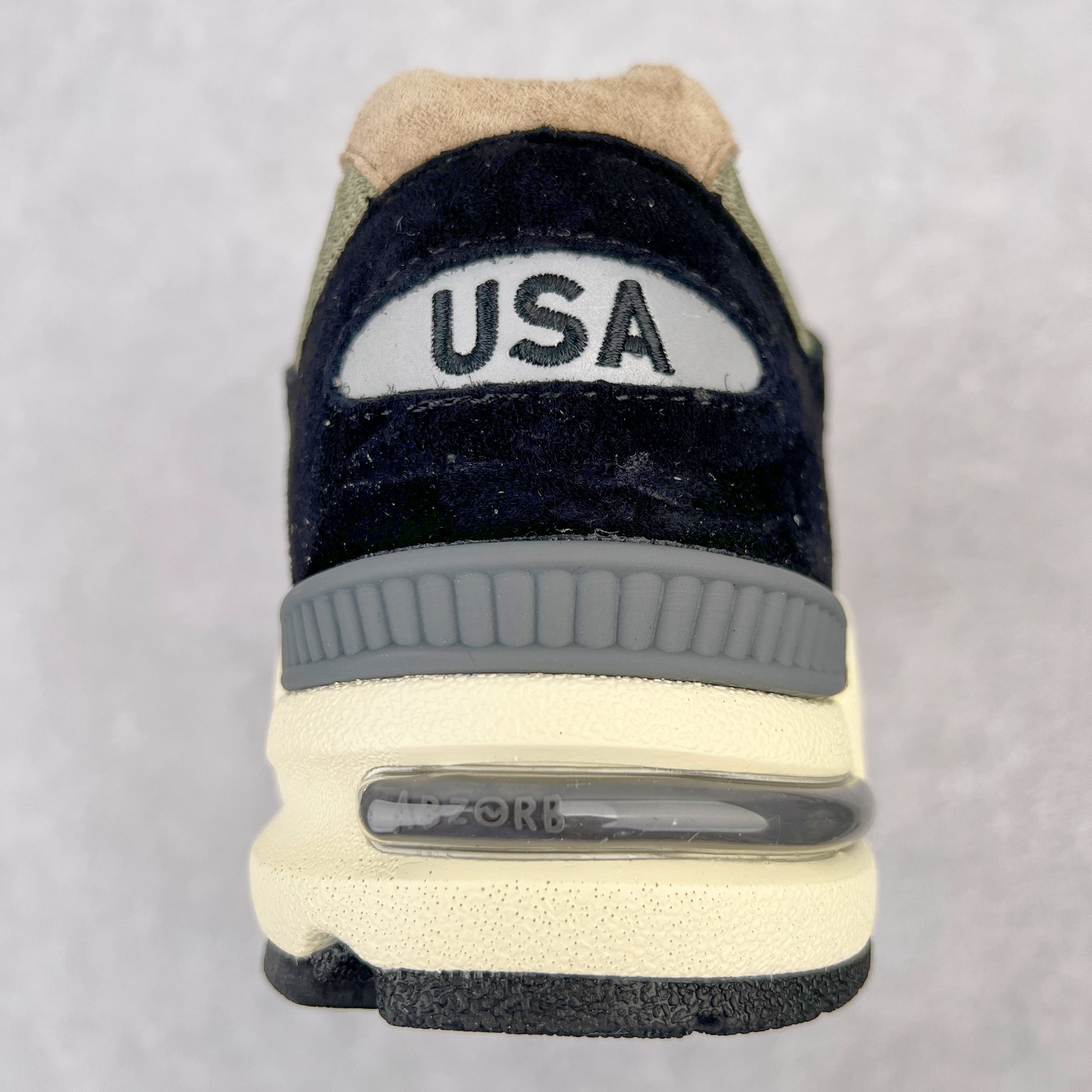 图片[8]-＃K版纯原福利 New Balance M990TE2 新百伦NB990V2 黑色 第二代总统复古慢跑鞋 正确3M反光细节 原楦原纸版开发 正确6层组合底模精密开发 搭载全新碳素中底 后跟透明TPU水晶装饰条稳固 沿用了引以为傲的跑鞋手工技艺 采用猪皮绒面并包裹局部透气网面的鞋身设计 菱网鞋舌上刻有New Balance USA 鞋面依旧身着经典的大热之灰 彰显了其高端的品质身份 尺码：36 37 37.5 38 38.5 39 40 40.5 41.5 42 42.5 43 44 45-选品中心