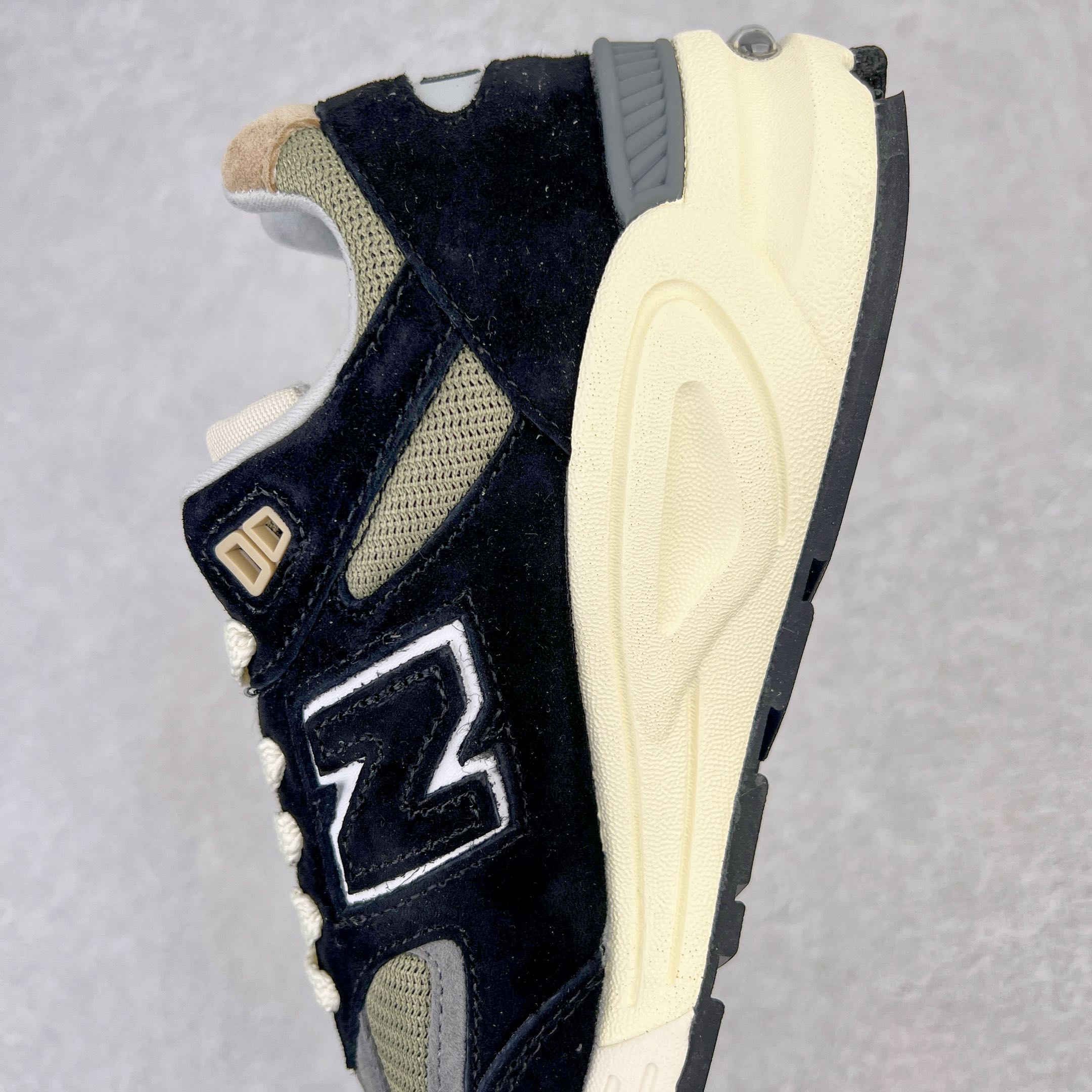 图片[7]-＃K版纯原福利 New Balance M990TE2 新百伦NB990V2 黑色 第二代总统复古慢跑鞋 正确3M反光细节 原楦原纸版开发 正确6层组合底模精密开发 搭载全新碳素中底 后跟透明TPU水晶装饰条稳固 沿用了引以为傲的跑鞋手工技艺 采用猪皮绒面并包裹局部透气网面的鞋身设计 菱网鞋舌上刻有New Balance USA 鞋面依旧身着经典的大热之灰 彰显了其高端的品质身份 尺码：36 37 37.5 38 38.5 39 40 40.5 41.5 42 42.5 43 44 45-选品中心
