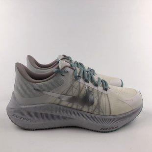  支持放店
新品首发 耐克Nike Zoom WINFLO 8代轻质透气休闲运动跑步鞋。采用了后掌气垫（Air-Zoom）的设计，升级中底为Cushlon ST，材质上更显得轻盈透气，耐磨性提高同时也使运动鞋在穿着的时候灵活度也得以提升。
官方货号#DA3056-002
SIZE：36 36.5 37.5 38 38.5 39