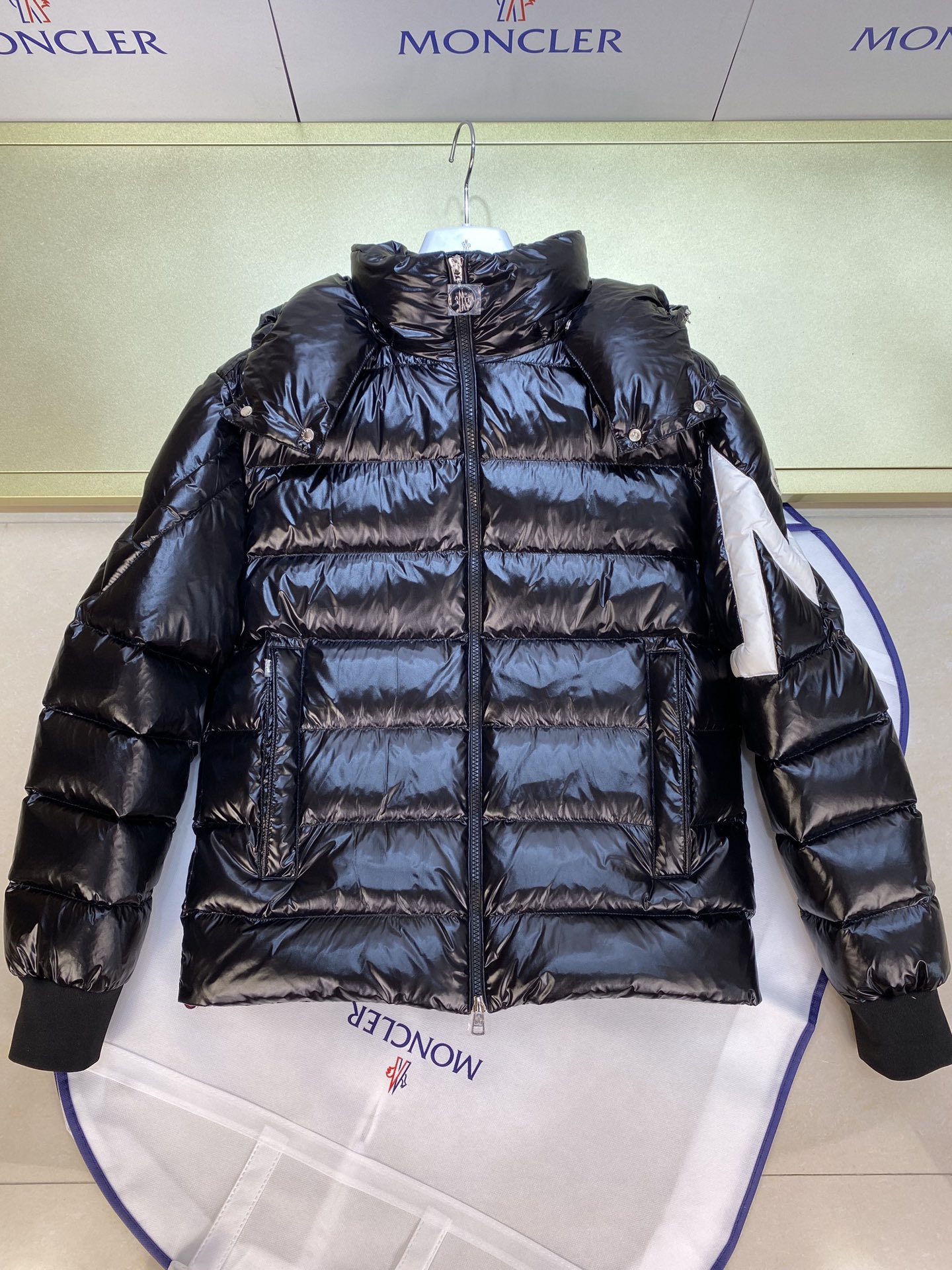 High-quality Guangzhou Moncler winter down jacket with 90% white duck down, custom hardware, true to size.-Big cat