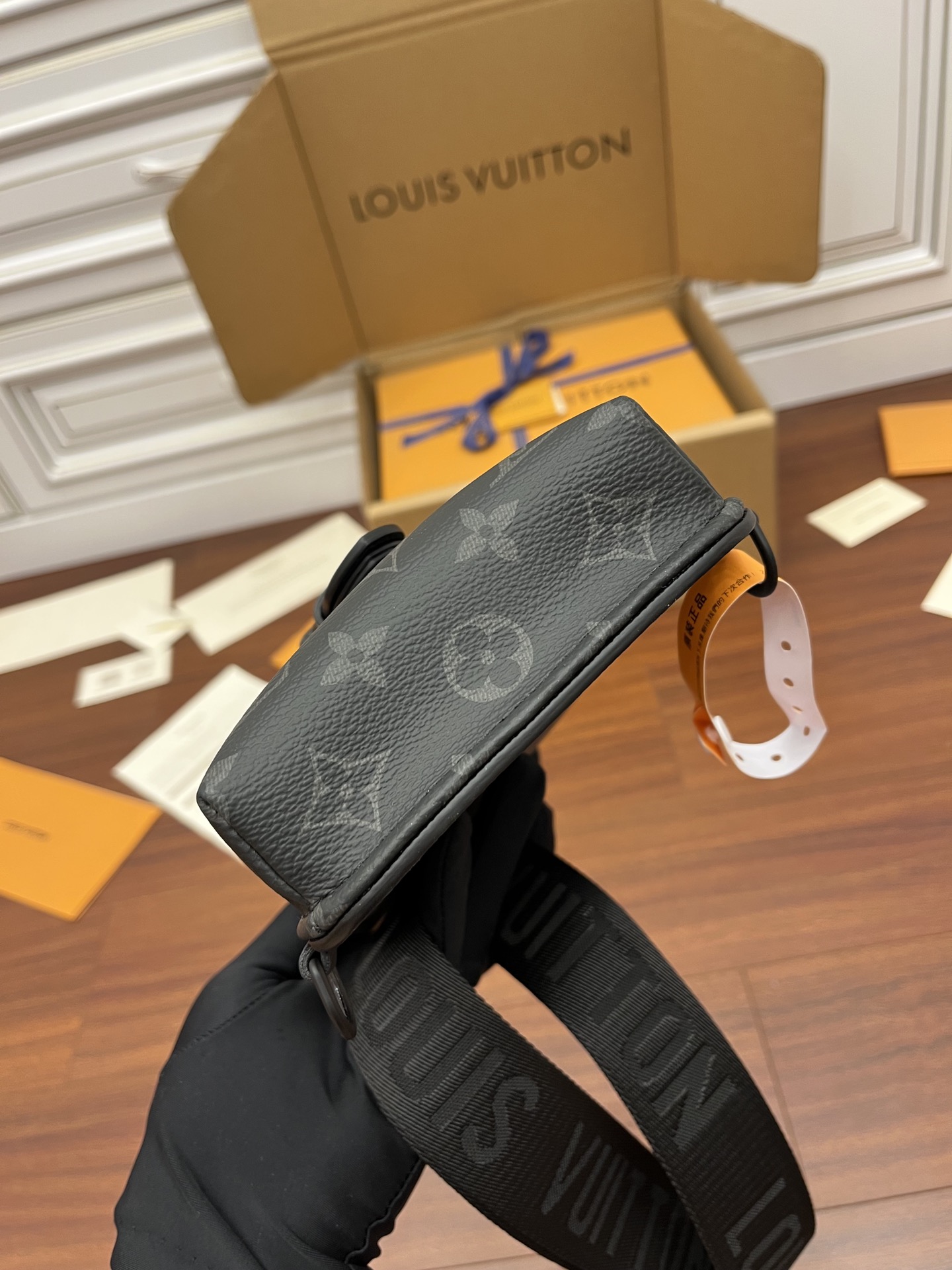 Louis Vuitton Saumur Slingbag M45912 Black, 038100117890