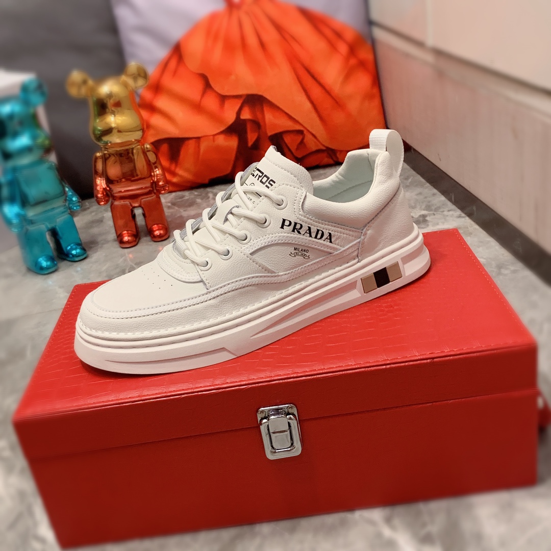 I5    Prada 普拉达 最新爆款休闲鞋，顶端品牌[勾引]奢侈～代购，顶级～质量。专柜同卖产品[强]鞋面選用进口透气特殊材质透气内里精细做工。原版个性时尚柔软橡膠耐磨防滑大底，上脚轻巧舒适，实物拍摄實物更好看，005码: 38-43。白色，