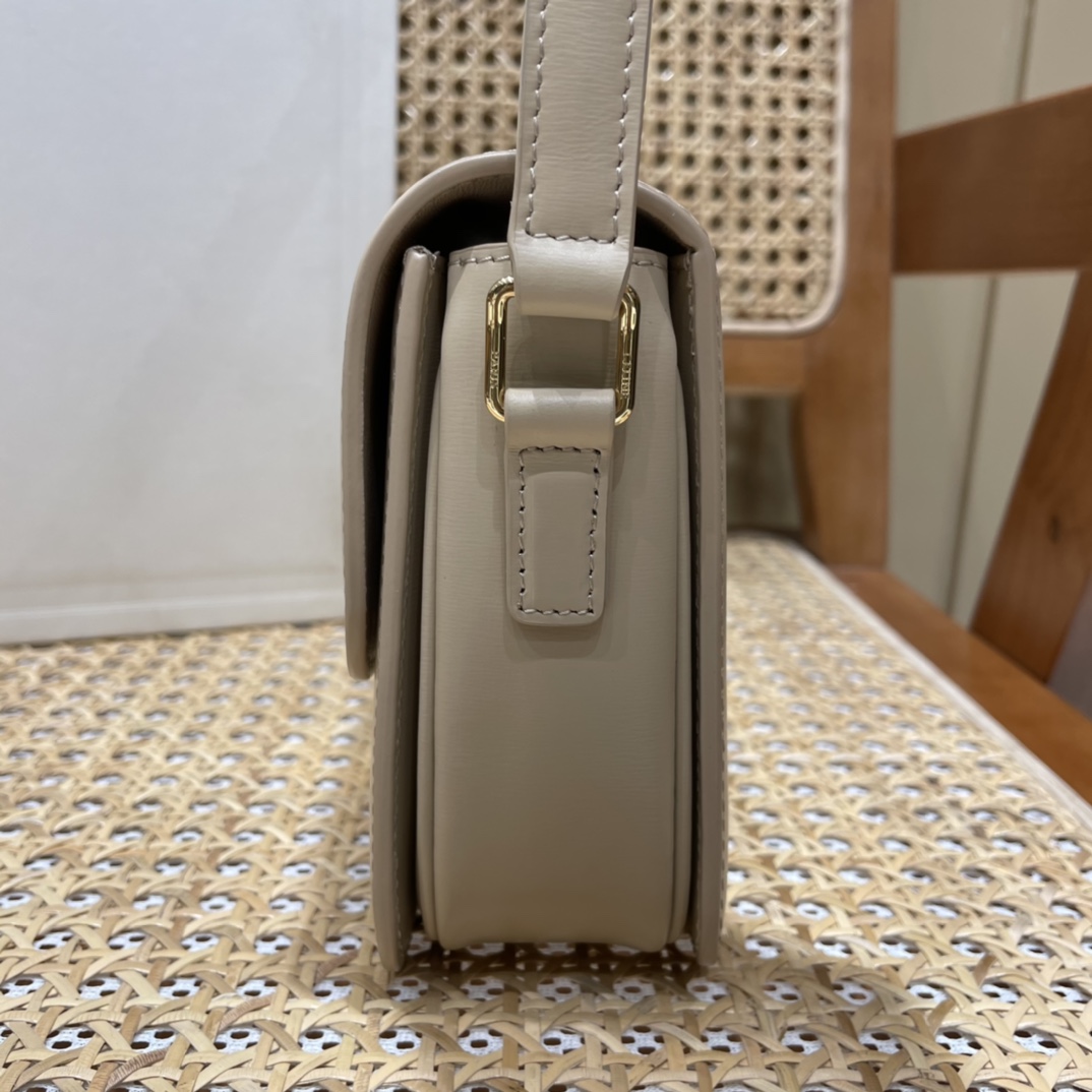 CELINE TEEN TRIOMPHE 18.5CM BAG 188423奶茶色