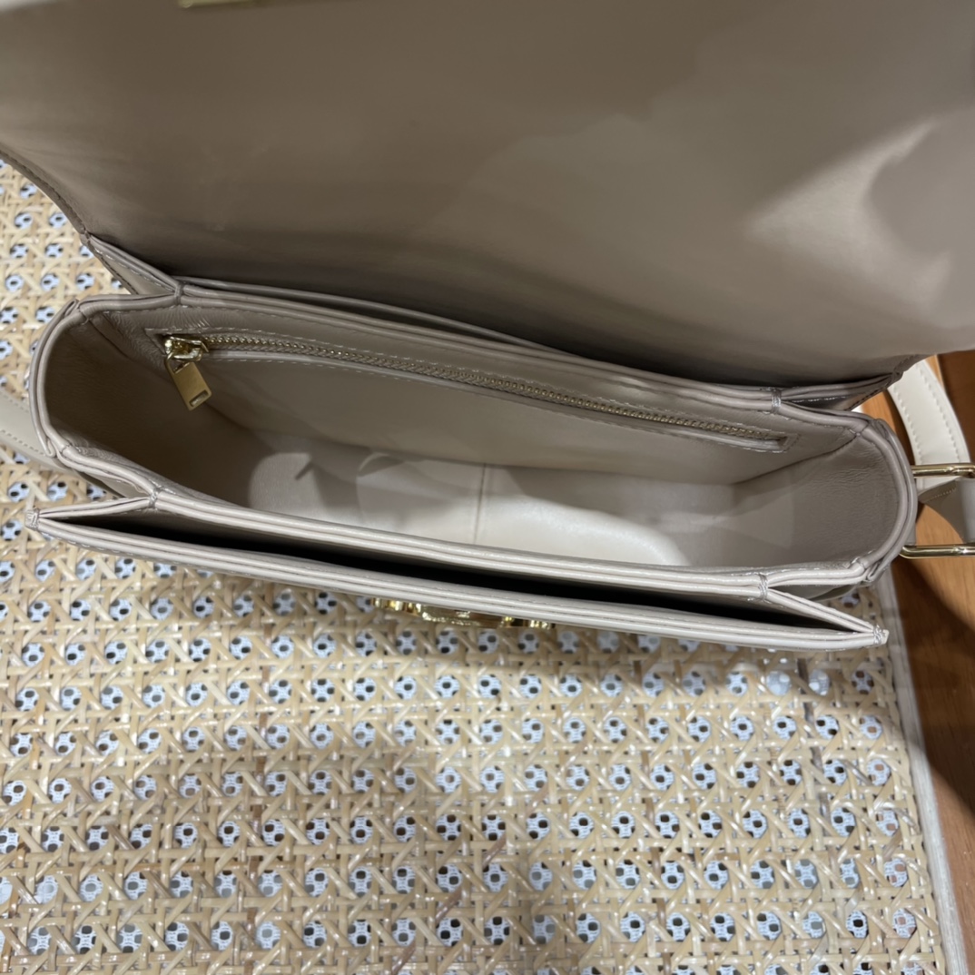 CELINE TEEN TRIOMPHE 18.5CM BAG 188423奶茶色