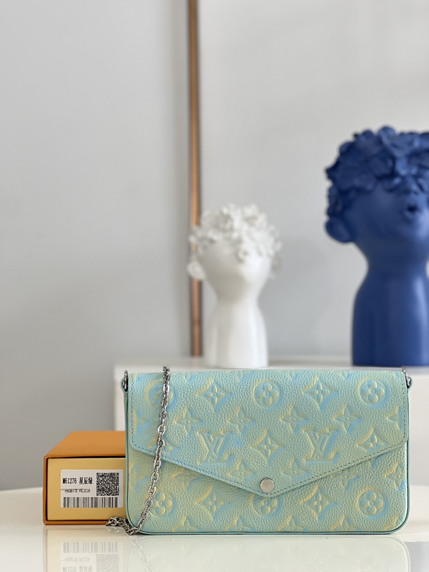 NO:399162,【Exclusive real photo M61276 Star Green】Felicie three-in-one handbag is elegant and luxurious, with two removable pockets, making it a fashionable choice for carrying and organizing your daily necessities. It is not just a wallet, but it can also be used as a charming handbag or small handbag after removing the gold chain. It can be held with a crossbody and shoulder. Size 21x11x2cm Z., LV [original leather], louis vuitton19860909【独家实拍M61276星辰绿】Felicie三合一手袋优雅华贵,内含两个可脱卸口袋,是携带整理您的日常用品的时尚之选.它不仅仅是款钱夹,除去金色链条后,它还可以用作迷人的手包或小型手袋 可斜挎手拿肩背.尺寸21x11x2cm Z.,LV【原厂皮】,louis vuitton,Bag