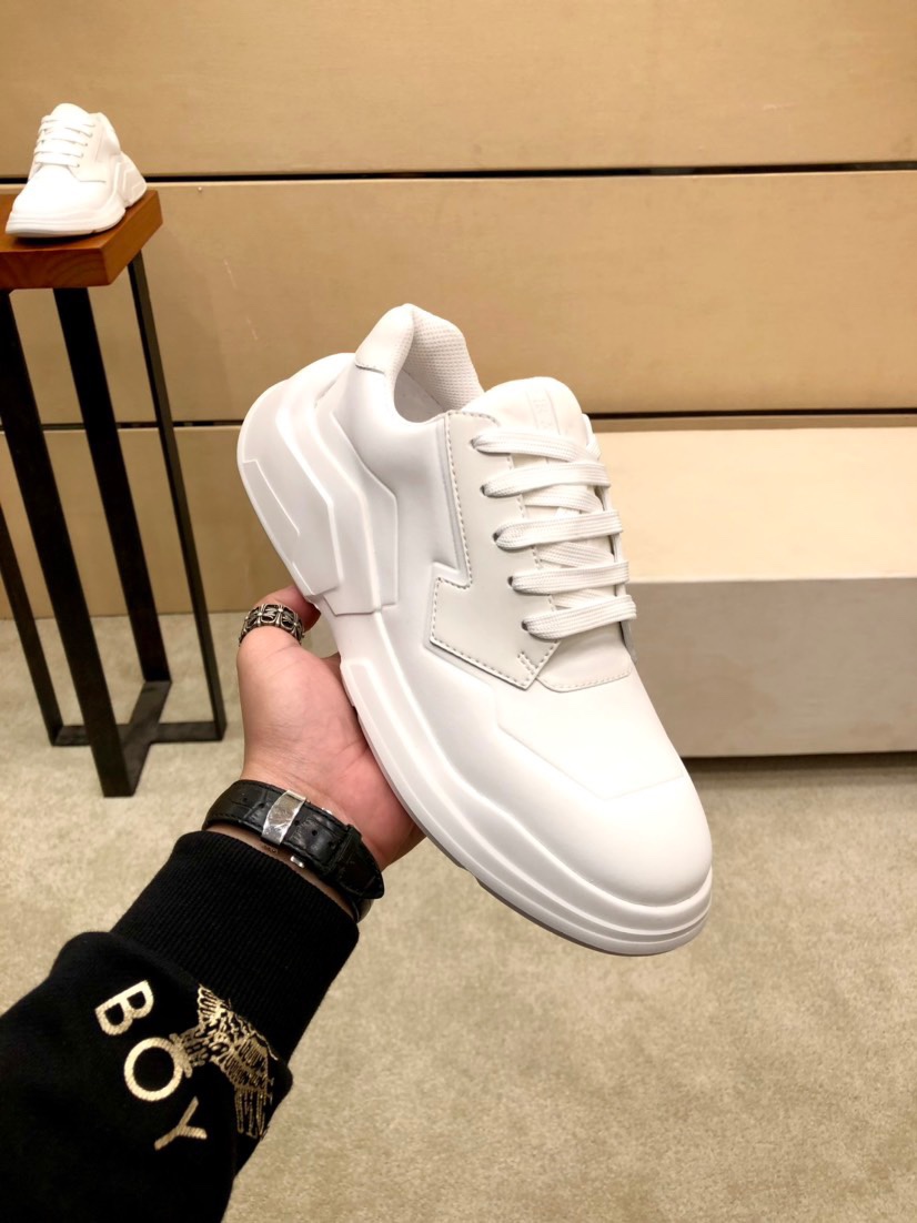 J5 .市场高版本，官网爆款，爆单款PRADA普拉达 香港专柜休闲鞋，专柜品质，优质做工，鞋面采用进口牛皮，舒适透气内里，原版橡胶大底 ，休闲时尚，高端品质，男38-44码