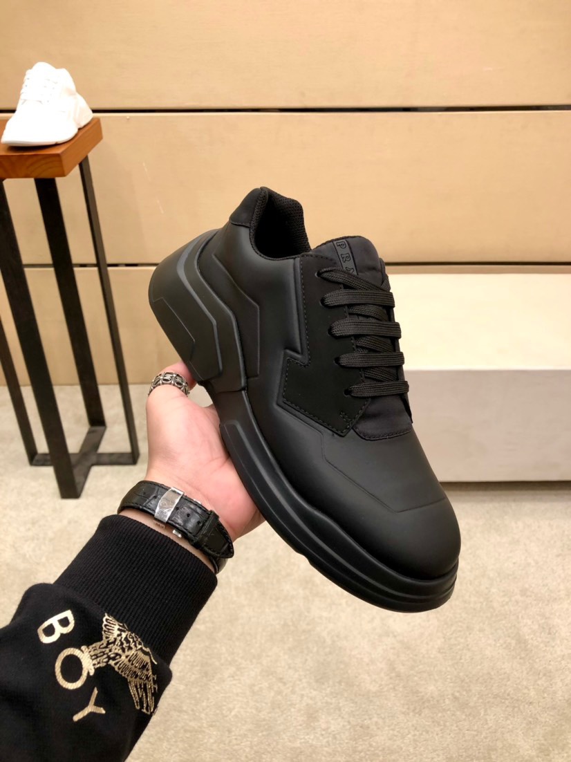 J5 .市场高版本，官网爆款，爆单款PRADA普拉达 香港专柜休闲鞋，专柜品质，优质做工，鞋面采用进口牛皮，舒适透气内里，原版橡胶大底 ，休闲时尚，高端品质，男38-44码