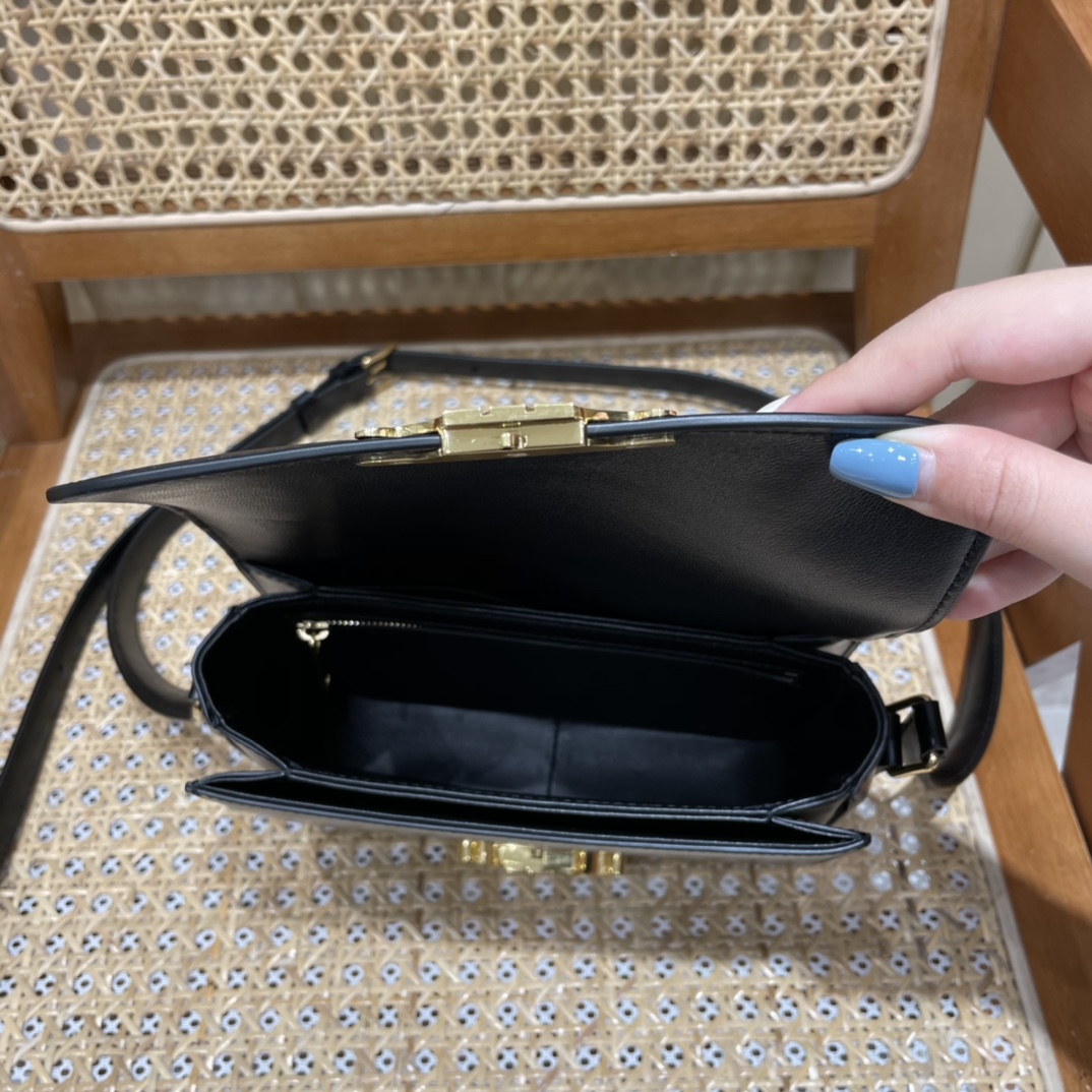 CELINE TEEN TRIOMPHE 18.5CM BAG 188423黑色