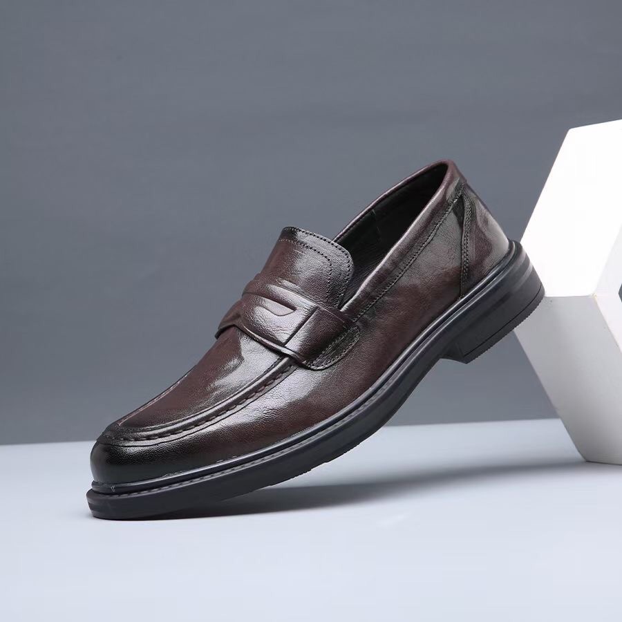 J0 , Prada 普拉达 手工休闲鞋上市、经典系列风格，面料头层牛皮，软底橡胶底，真皮内里及垫脚，质量好上脚舒适款