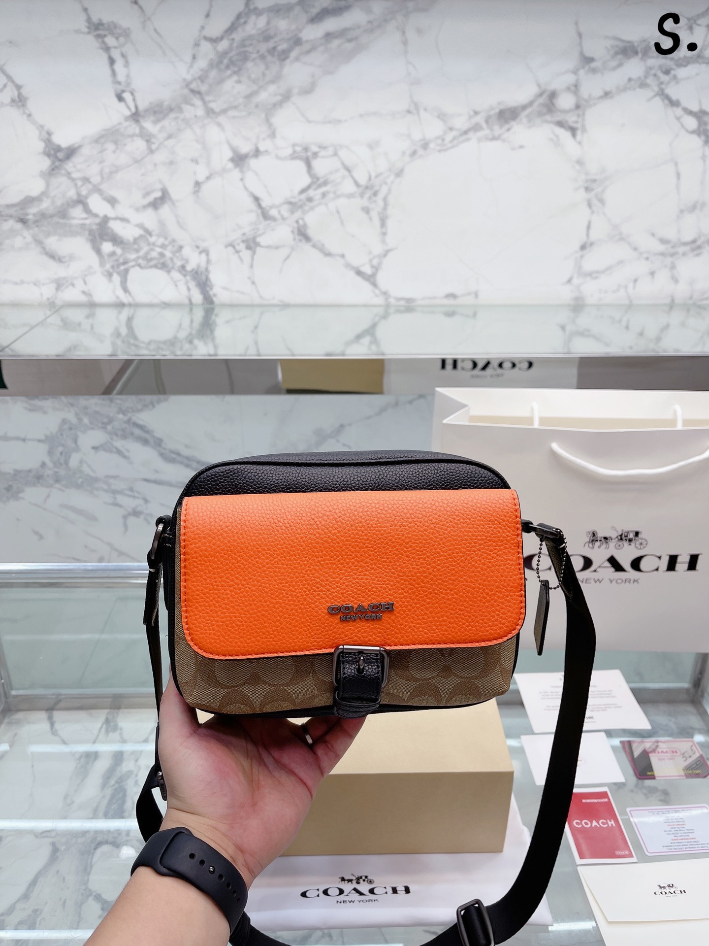 K0 牛皮版本 COACH |实用与时髦兼并男士Hudson斜挎包 分享男士斜挎包~ Coach八月份新品的Hudson新配色 实用性很不错 多个隔层设计 分类放置鱼 时髦的颜色搭配 适合不同场合需求  Coach 蔻驰   尺寸24 18cm