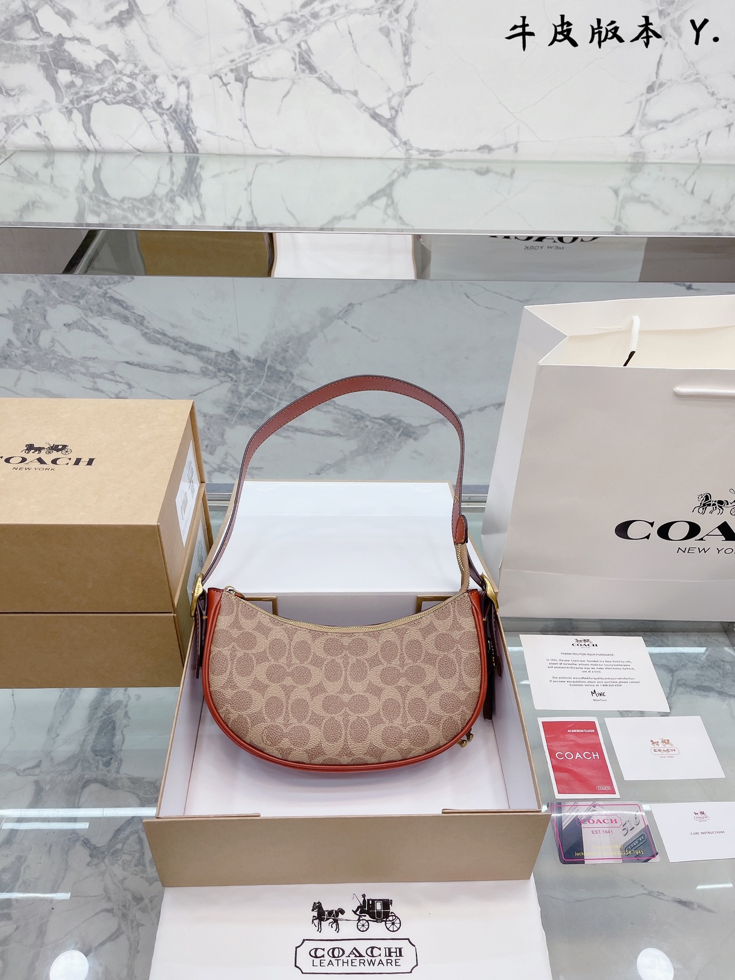 J5 牛皮版本  Coach 蔻驰   Luna半月包  Coach 蔻驰  8月来啦 半月包真的太太太流行了 非常 富有时尚气息 是打造当下复古风潮造型的超流行单品 今年最最最火爆腋下包款 尺寸 25 13cm