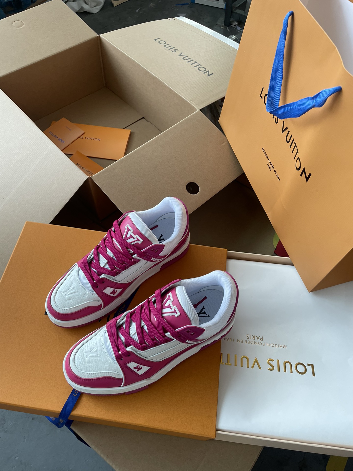 Louis Vuitton lv trainer 火龙果色