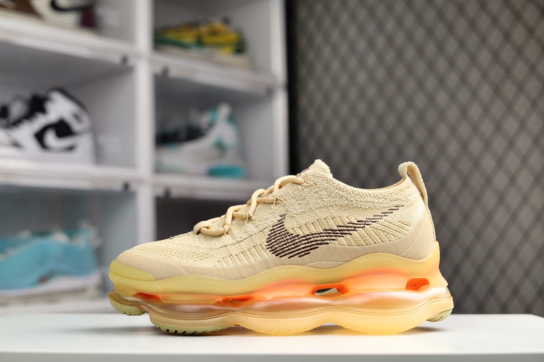 I0 YH版本Nike Air Max Scorpion 次世代气垫 搭载全掌长气垫的新鞋款这样的配置会带来过去所有 Air Max 鞋款所没有的穿著体验；除了中底外鞋面材料也有所突破，根据 Dylan Raasch 说法，这次鞋面为新开发的 Chenille Flyknit，鞋舌、鞋领处加入了新材质，是与过去 Flyknit 最大的不同当年跨时代的气室设计成功引起风潮，几年过去鞋款审美也大大的改变