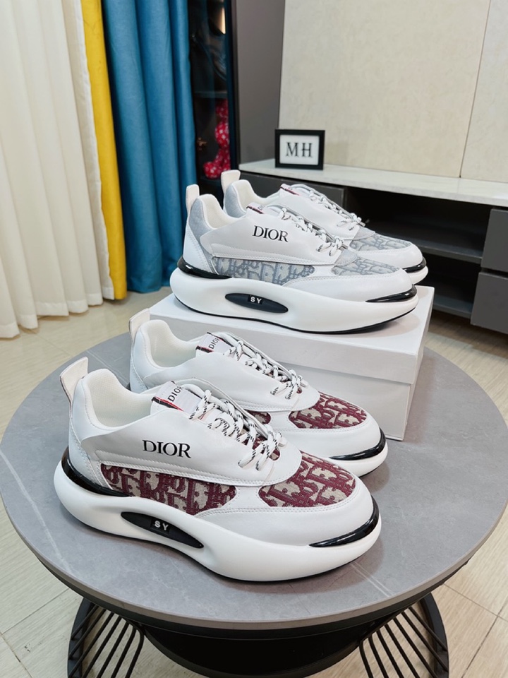 J0 Dior迪奥爆卖款官网全球首发男鞋高端品牌 官网最系列：鞋面采用进口牛皮搭配专供面料打造网布透气内里。让行走更加便捷舒适与官方的质量相比美的1：1复刻。打造时尚个性衬托你的与众不同潮男必备!经典款。男码：38-44。