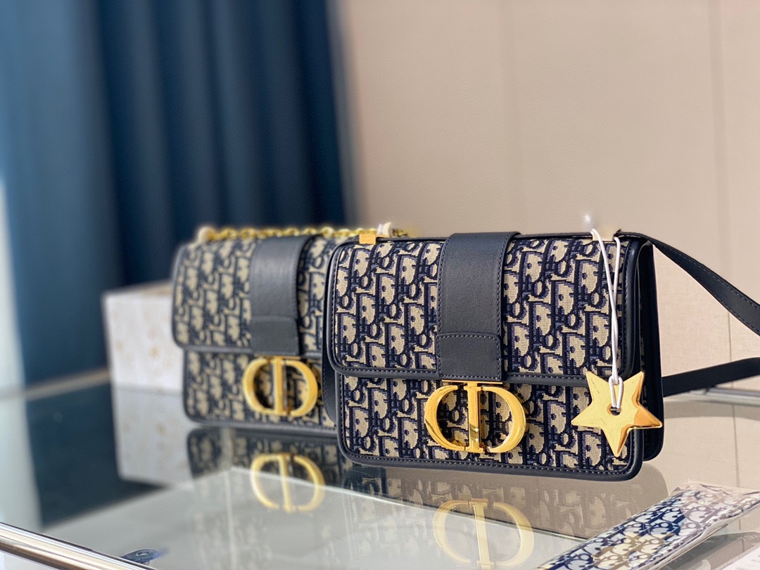 J5 送星星挂件折叠礼盒 DIOR Cam蒙田刺绣 菱格  Dior 迪奥 的oblique复古印花图案早在上世纪六十年代就在巴黎时装周里掀起热潮 不同的是如今大家伙儿的时髦态度已经融入生活 身背老花单品行走到哪都像在巴黎时装周 邮差包这颜值我看一眼都能拔草 最完美的一点是它除了斜挎外还能当背包 完全就是我喜欢的慵懒风格啊尺寸：24cm