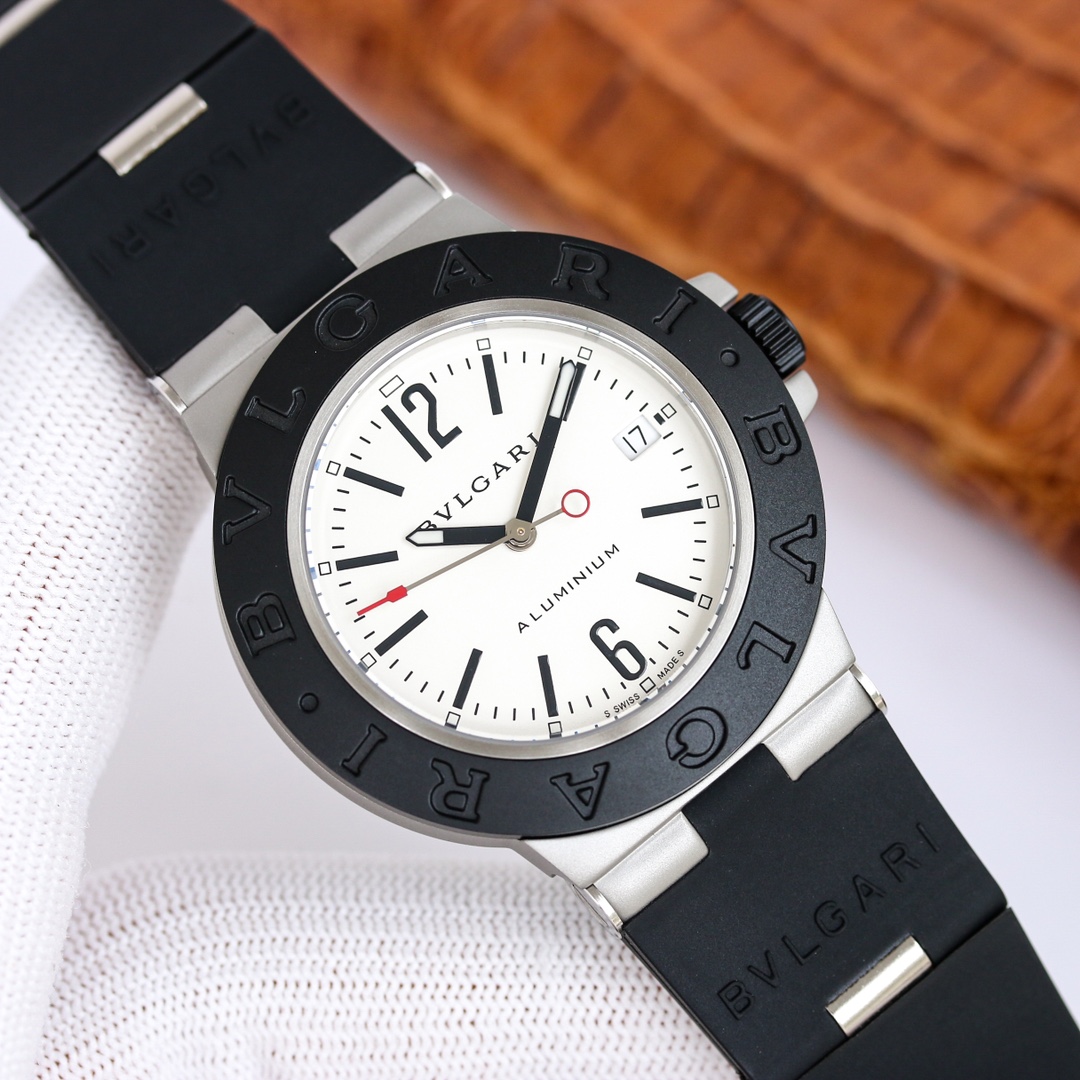 NO:662874,Same price. Upgraded version!  !  !  BVLGARI's Aluminum series has launched a Steve Aoki co-branded watch with a luminous coating and a special logo on the dial. The logo called 'Cake Face' comes from the electronic musician Steve Aoki. This time, BVLGARI specially found the image IP of Steve Aoki to jointly create the Aluminum series, intuitively conveying the brand's hope through Aoki  The personal influence created in many fields, especially the radiation effect of the crowd on the street and trend direction, accurately touches Aluminum  The series targets the youth group. This watch adopts an inclusive design language that breaks through the restrictions of gender, age, trend, era, social image and personal style. It innovatively introduces subversive aluminum materials, rubber materials, and titanium alloy materials. The unexpected material combination contains unique creative ingenuity.  Think, it can be worn by both men and women. The new generation of Aluminum watches adopts an ultra-thin and carved fully automatic mechanical movement. Our products also use the same genuine carved movement, which is the official 42-hour kinetic energy reserve. The travel time is accurate and the error is within plus or minus 6 seconds of the Geneva standard. The case  The size is 40mm and made of special aluminum material with a frosted effect. The bezel and strap are made of original mold rubber material. Its three-dimensional font cannot be surpassed by market products. It is 10ATM waterproof and has an anti-glare sapphire glass mirror that appears bluish under side light. The aluminum watch hands and heels are coated with luminous coating.  The layered dial shows the brightest watch in the night. The titanium alloy bottom cover and liner make the entire watch lightweight. It is so light that it is super comfortable to wear. It has a brushed texture and is extremely lightweight. It is great to give as a gift. Any watch can be well protected when you are traveling or on a business trip. It is super practical. Bottega  veneta,bvlgari,bvlgari19860909同价.升级版！！！BVLGARI宝格丽 年Aluminium 系列推出了一款覆有夜光涂层,表盘处饰有特别标志的 Steve Aoki 联名款腕表.而这一名为「Cake Face」的标识,正出自电子音乐人 Steve Aoki.BVLGARI 此番特意找来 Steve Aoki 这一形象 IP,共同打造 Aluminium 系列,直观传递出品牌希望通过 Aoki 在多领域内塑造的个人影响力,尤其是街头、潮流方向的人群辐射效应,精准触及到 Aluminium 系列所对标的青年群体,该腕表采用兼容并蓄的设计语言,突破了性别,年龄,潮流,时代,社会形象以及个人风格限制,创新引入了颠覆性的铝材质和橡胶材质,钛合金材质,出人意料的材质组合蕰含了别具一格的创意巧思,男女都可以佩戴,全新一代的Aluminium腕表采用超薄并且雕花处理的全自动机械机芯,我们的货也是采用同样的正品雕花机芯,也就是官方42小时动能储备,走时精准并误差在日内瓦标准正负6秒内,表壳大小40mm并采用特殊铝制材料,呈磨砂纹效果,表圈和表带采用了原版模具橡胶材质制作,其字体立体感使市场货无法超越的,10ATM防水,防眩蓝宝石玻璃镜面,从侧光线下呈现泛蓝色,铝制的表针跟带有夜光涂层表盘,在夜幕中呈现最亮的仔,钛合金底盖跟内胆,使整个手表都是轻质化,轻的让人带着超级舒服,拉丝质感,重量无比,送人自带都超级棒,让你在旅行,出差上任何表都可以很好的保护,超级实用,,bottega veneta,bvlgari,bvlgari,Watch