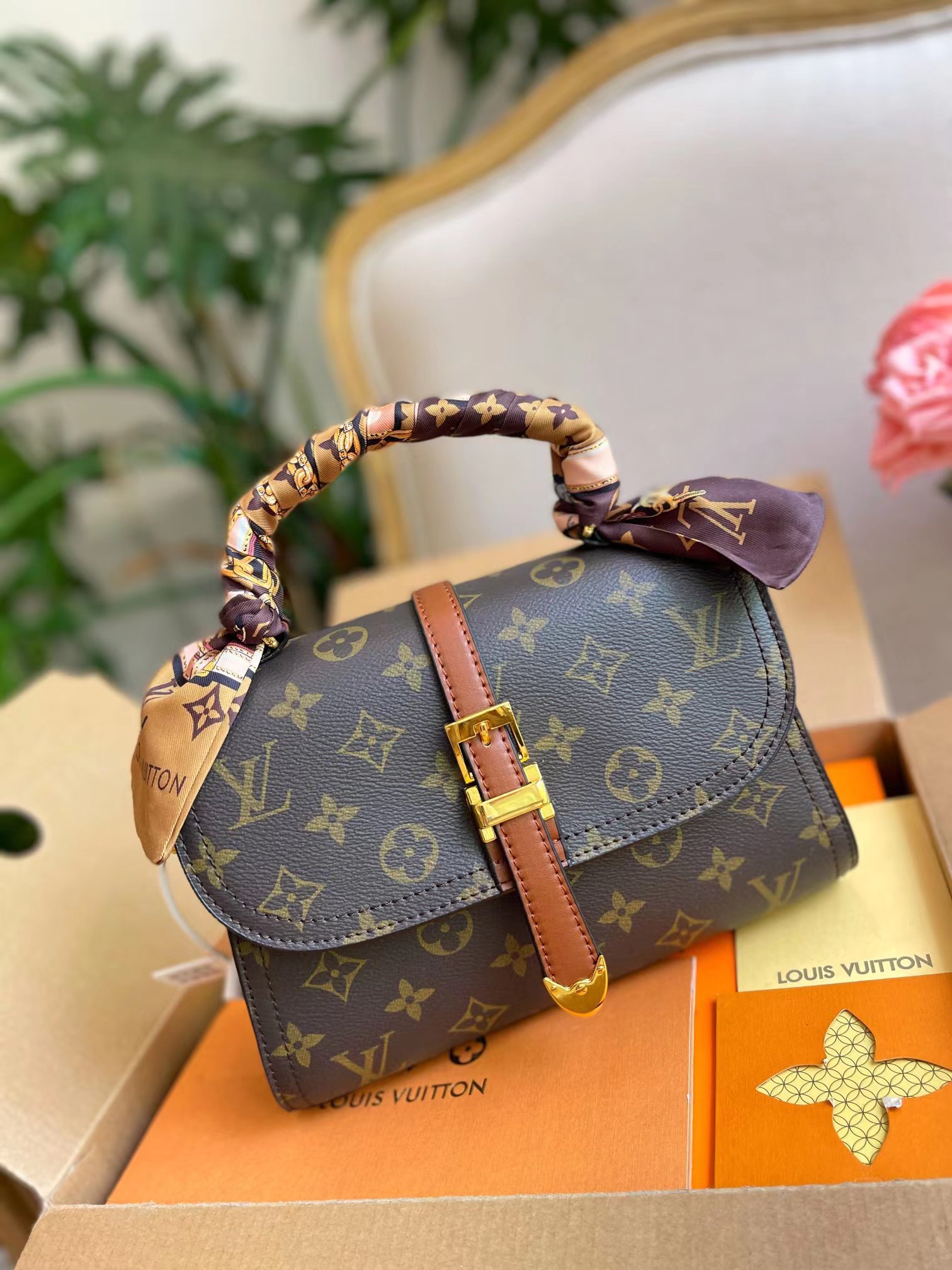 J5 送丝巾  Louis Vuitton 路易威登 LV  中古 邮差包 网红爆款 手提包 斜挎包 这款包真是太有味道了 浓浓的复古风情 的精髓体现的淋漓尽致 挺括明快的线条与丰富的经典设计细节彰显独特魅力：时尚而实用的都市手袋。尺寸：24