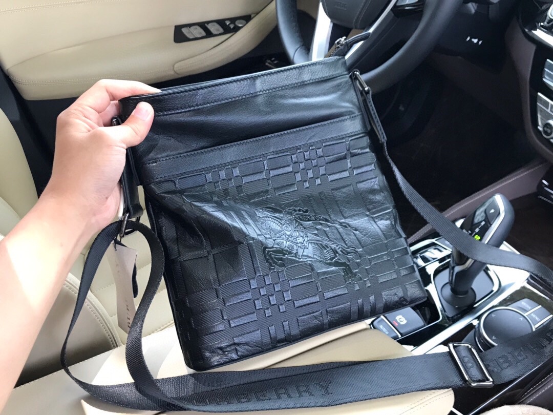 巴宝莉BURBERRY独家新款️型号33017-2斜挎包尺寸26x27x6cm高端品质原单正品️独特的品